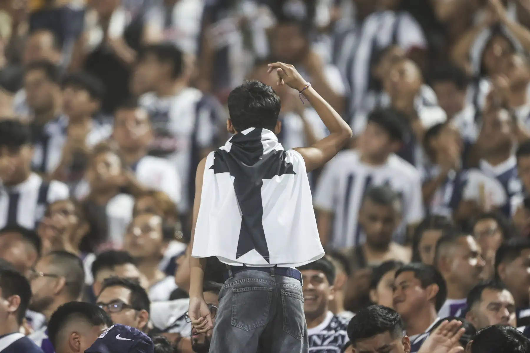 Hinchas en las tribunas del estadio Alejandro Villanueva esperan con alegría el inicio del encuentro entre Alianza Lima y Sport Boys por la cuarta fecha del Torneo Apertura. Foto: ANDINA/Jhonel Rodríguez Robles