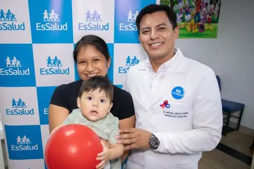 Médicos de EsSalud salvan la vida de bebé con exitoso cateterismo cardíaco en el Hospital Rebagliati. Foto: EsSalud