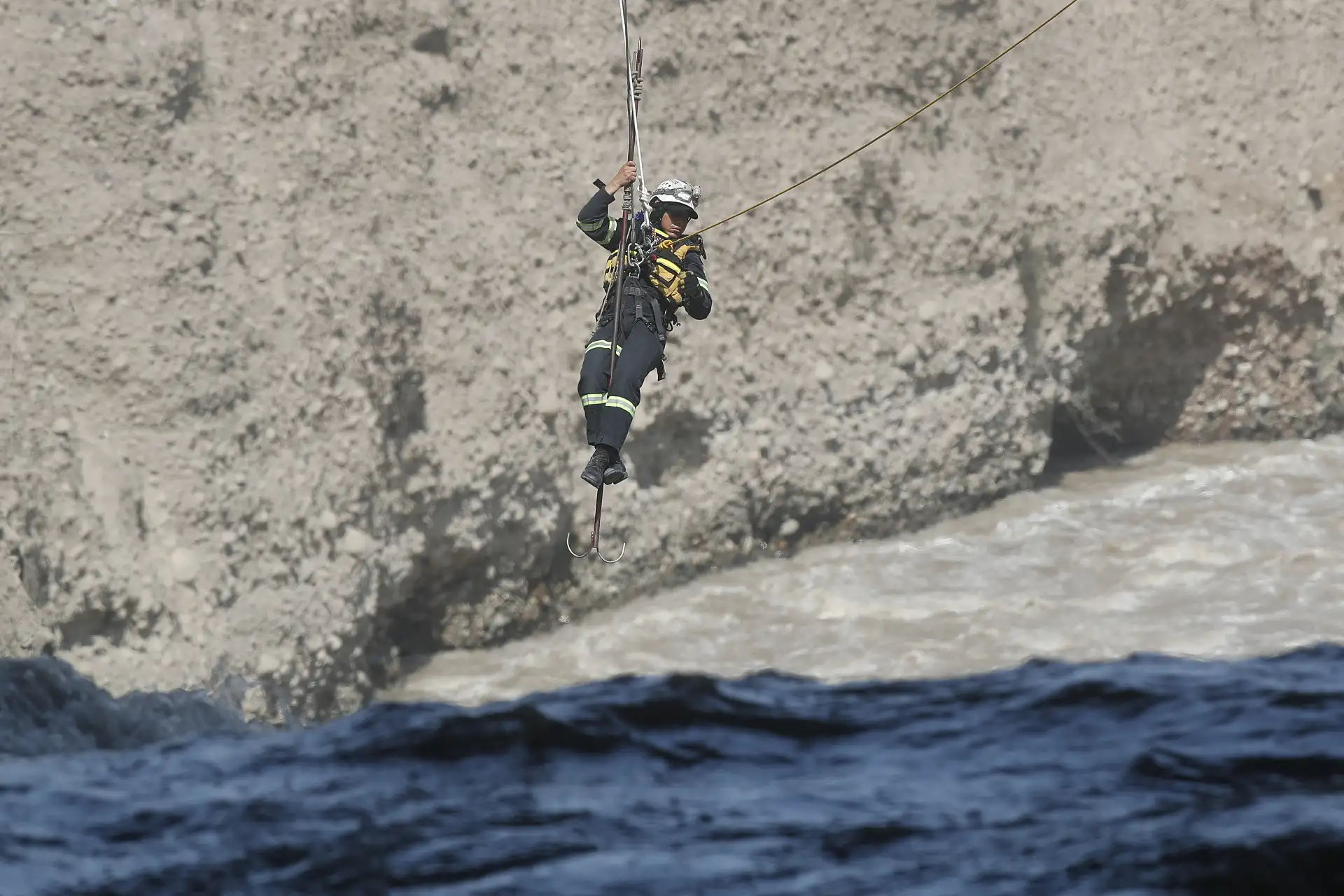 Tras más de 30 horas de búsqueda, las unidades de rescate de la Policía Nacional hallaron el cuerpo del S2 PNP Patrick Ospina Orihuela, a la altura de la Base Naval del Callao quien fue arrastrado por la fuerte corriente del río Rímac cuando intentaba rescatar a un perrito que estaba a punto de ahogarse.
Foto: ANDINA/Eddy Ramos