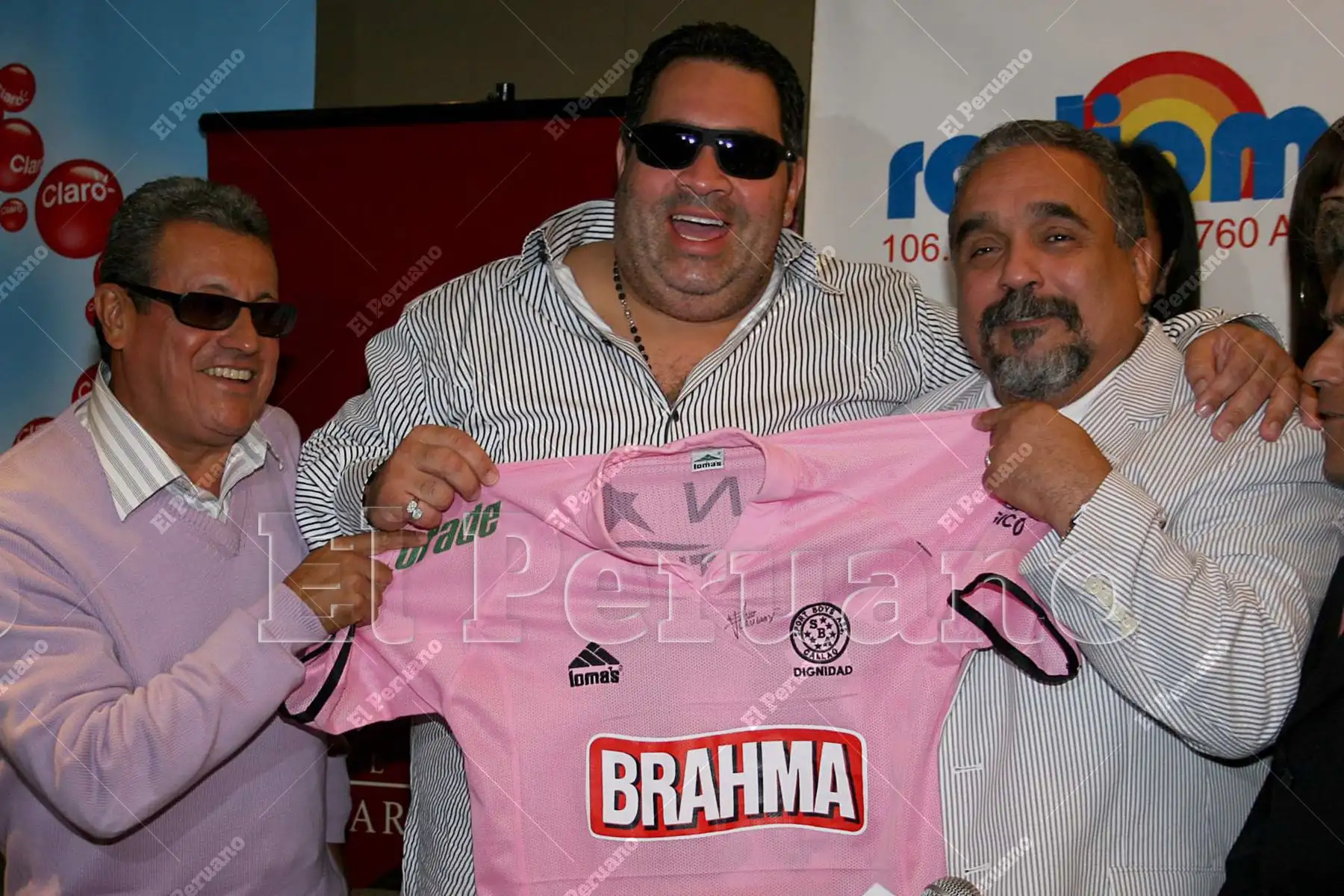 Callao – 25 agosto 2006 / Encuentro de leyendas: Ismael Miranda, Tito Nieves y Willie Colón lucen con orgullo la camiseta del Sport Boys. Los astros de la salsa participarán en la 10.ª edición del Festival Chim Pum Callao. Foto: Diario El Peruano / José Vadillo