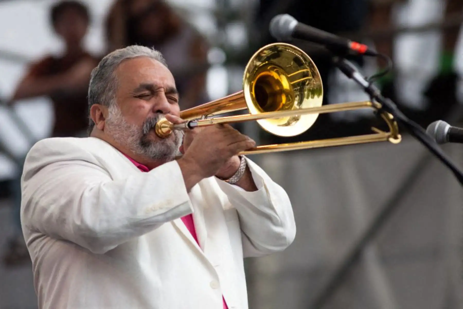 Willie Colon se presenta en la manifestación por el clima en el National Mall el 25 de abril de 2010 en Washington, D.C. El concierto y la manifestación gratuitos fueron organizados por la Red del Día de la Tierra para instar al Congreso a promulgar una legislación climática sólida e integral. Foto: ANDINA/ AFP
