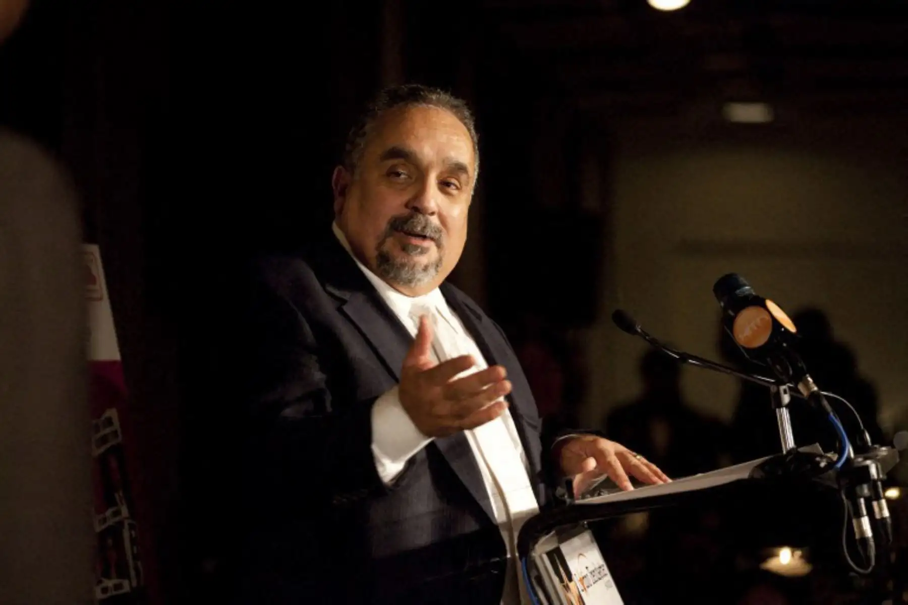 Willie Colón habla en la 8.ª edición de los Premios Latinos Trendsetter en las Naciones Unidas el 16 de noviembre de 2009 en la ciudad de Nueva York. Colón fue homenajeado junto con otras 13 personas. Foto: ANDINA/ AFP