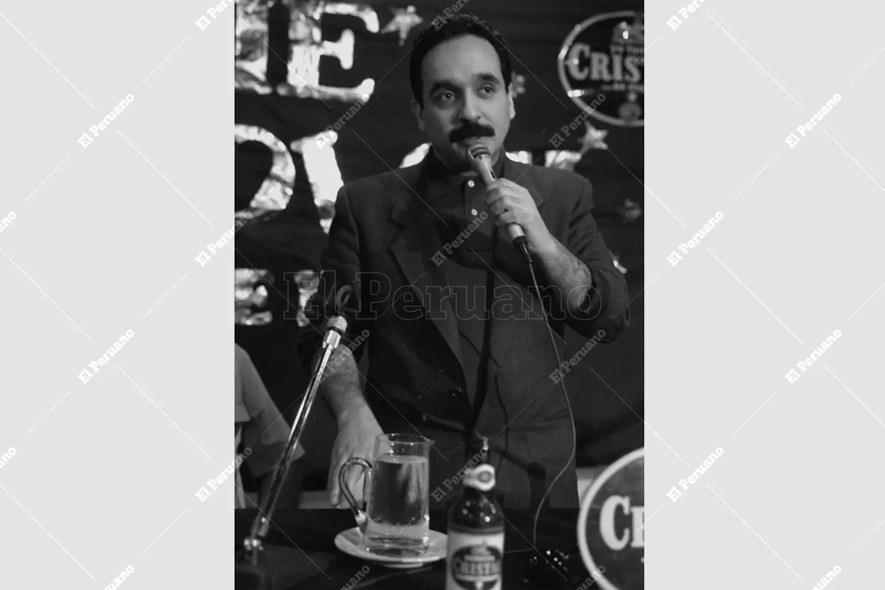 Lima - 26 febrero 1991 / El "Malo del Bronx", Willie Colón, ofrece una conferencia de prensa para anunciar su próxima serie de conciertos. El trombonista y cantautor llega al Perú con éxitos como "Gitana" y "El Gran Varón"  resonando con fuerza en las radios. Foto: Archivo Histórico de El Peruano / Orlando Adrianzén
