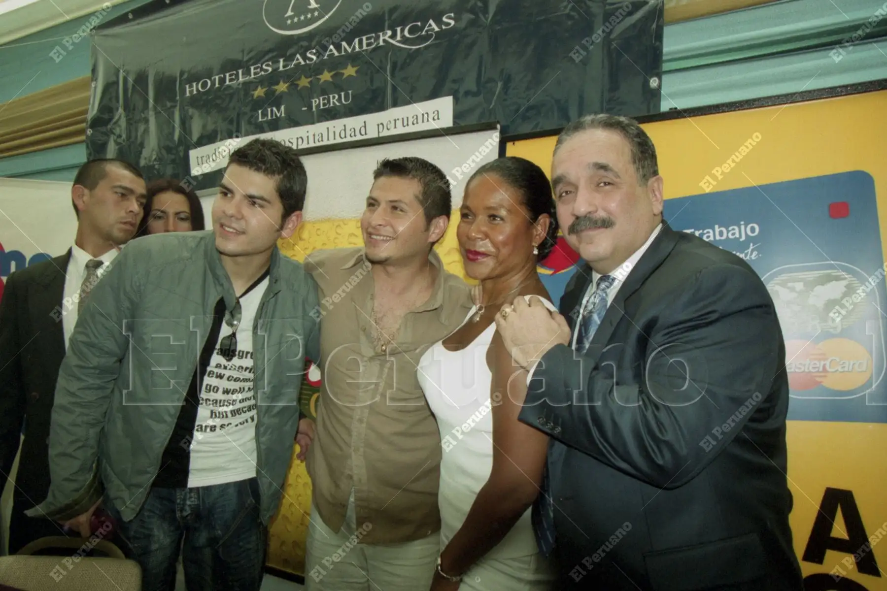 Lima - 26 febrero 2004 / Encuentro de titanes en la rueda de prensa del Festival Mundial de la Salsa. Charlie Cardona,  Eva Ayllón y el legendario Willie Colón. Foto:  Diario Oficial El Peruano / Héctor Vinces