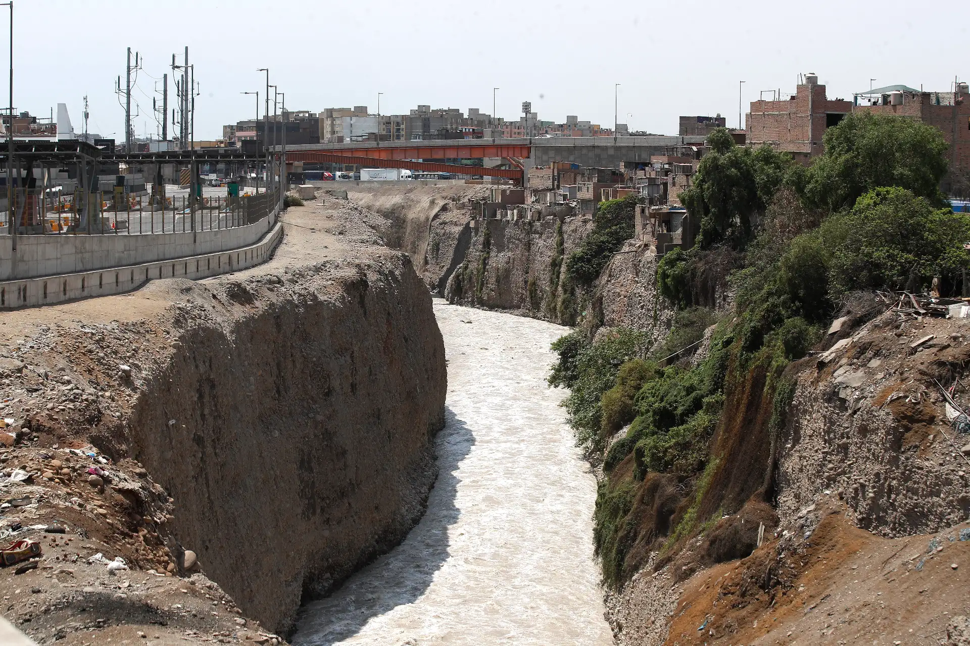Tras más de 30 horas de búsqueda, las unidades de rescate de la Policía Nacional hallaron el cuerpo del S2 PNP Patrick Ospina Orihuela, a la altura de la Base Naval del Callao quien fue arrastrado por la fuerte corriente del río Rímac cuando intentaba rescatar a un perrito que estaba a punto de ahogarse.
Foto: ANDINA/Eddy Ramos
Foto: ANDINA/Eddy Ramos