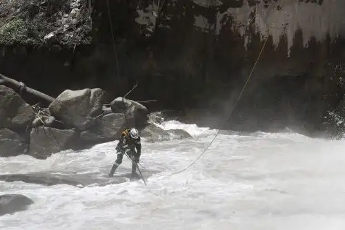 PNP recupera cuerpo de suboficial PNP arrastrado por el río Rímac