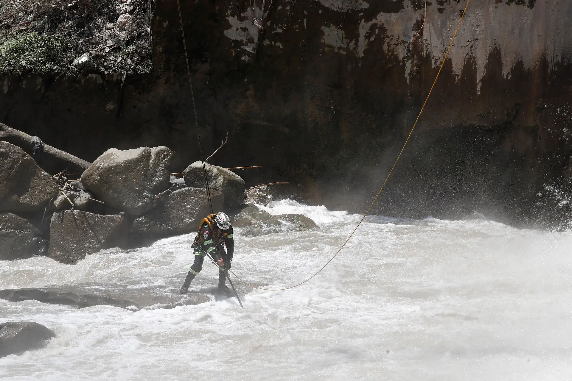 El Cuerpo general de bomberos del Perú reanuda esta mañana la búsqueda del S2 PNP Patrick Ospina Orihuela, quien ayer fue arrastrado por las aguas del río Rímac mientras trataba de rescatar a un perrito que estaba a punto de ahogarse. 
Foto: ANDINA/Eddy Ramos