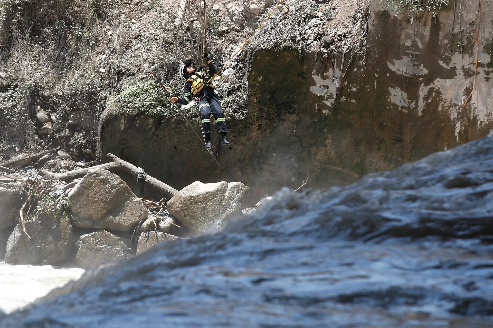 El Cuerpo general de bomberos del Perú reanuda esta mañana la búsqueda del S2 PNP Patrick Ospina Orihuela, quien ayer fue arrastrado por las aguas del río Rímac mientras trataba de rescatar a un perrito que estaba a punto de ahogarse. 
Foto: ANDINA/Eddy Ramos