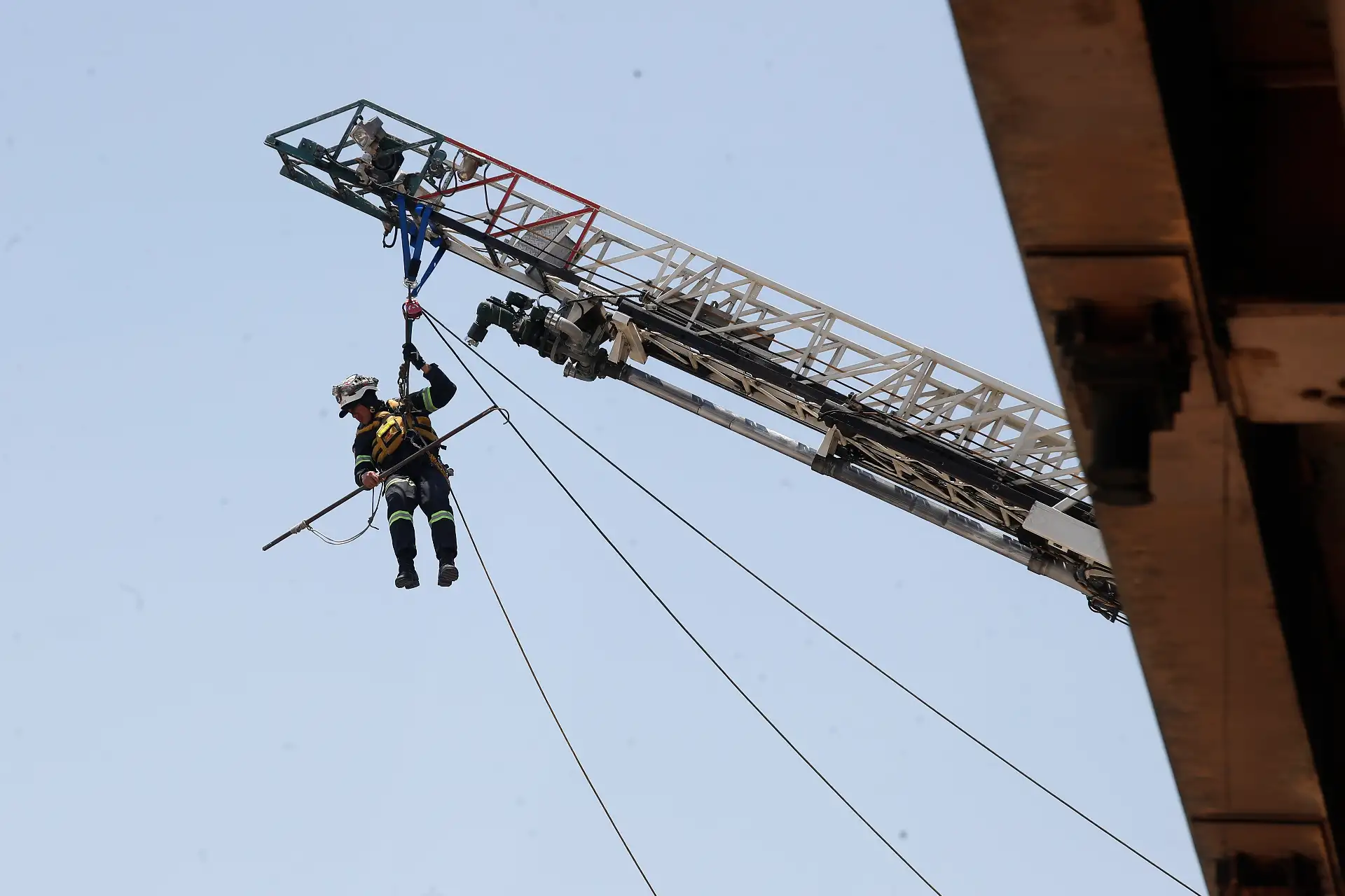 El Cuerpo general de bomberos del Perú reanuda esta mañana la búsqueda del S2 PNP Patrick Ospina Orihuela, quien ayer fue arrastrado por las aguas del río Rímac mientras trataba de rescatar a un perrito que estaba a punto de ahogarse. 
Foto: ANDINA/Eddy Ramos