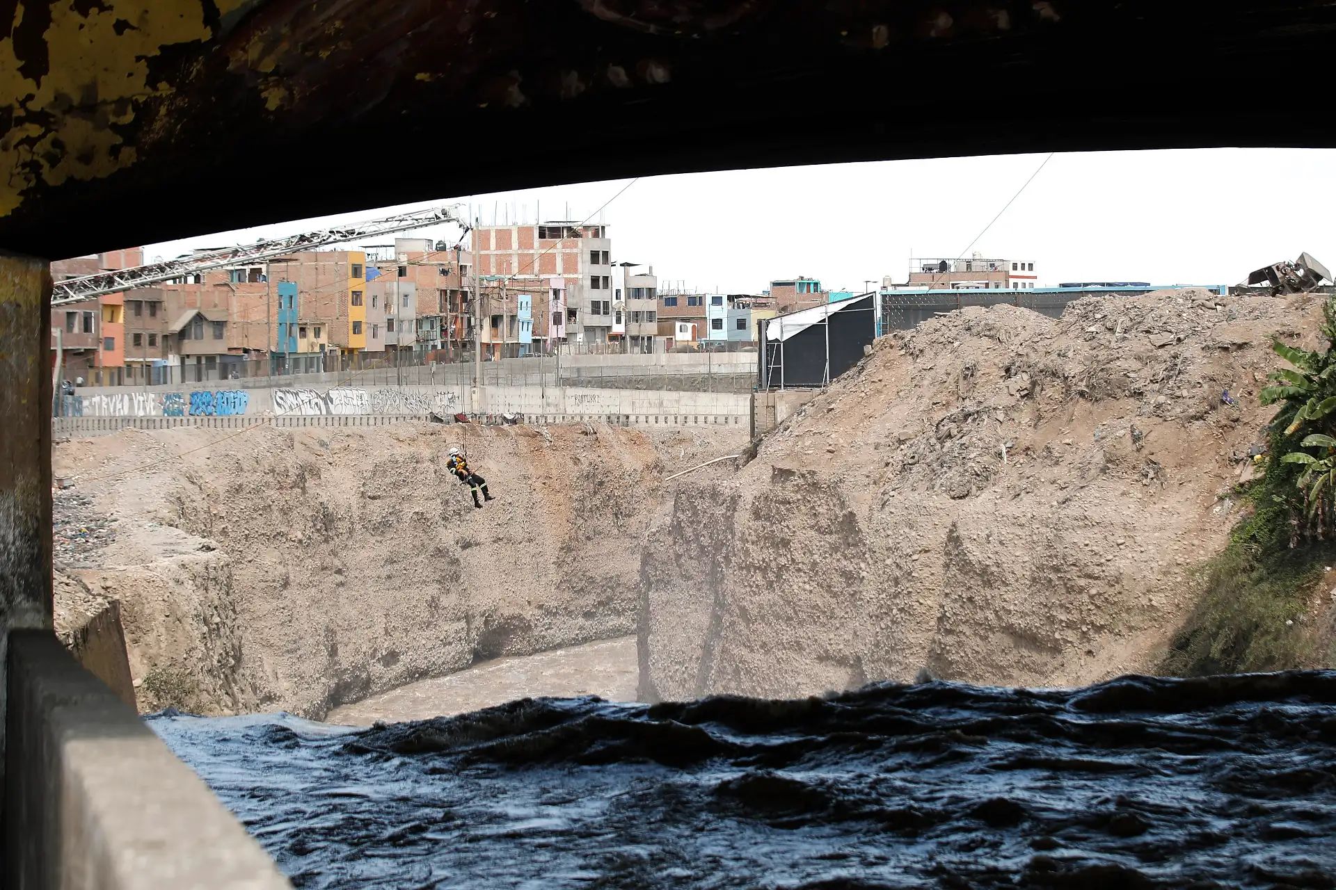 Tras más de 30 horas de búsqueda, las unidades de rescate de la Policía Nacional hallaron el cuerpo del S2 PNP Patrick Ospina Orihuela, a la altura de la Base Naval del Callao quien fue arrastrado por la fuerte corriente del río Rímac cuando intentaba rescatar a un perrito que estaba a punto de ahogarse.
Foto: ANDINA/Eddy Ramos