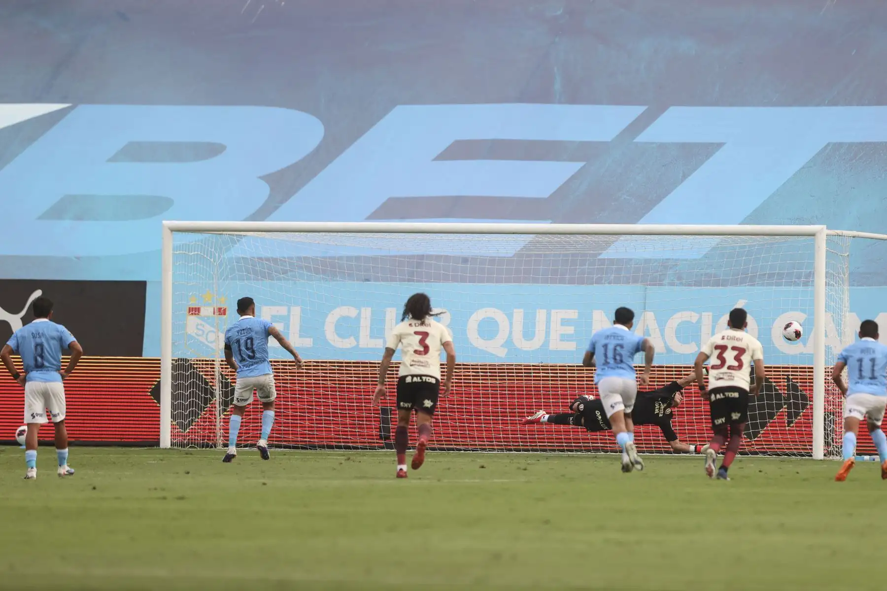 Sporting Cristal y Universitario empataron dos a dos en un encuentro jugado en el estadio Alberto Gallardo por la cuarta fecha del Torneo Apertura. Foto: ANDINA/Jhonel Rodríguez Robles