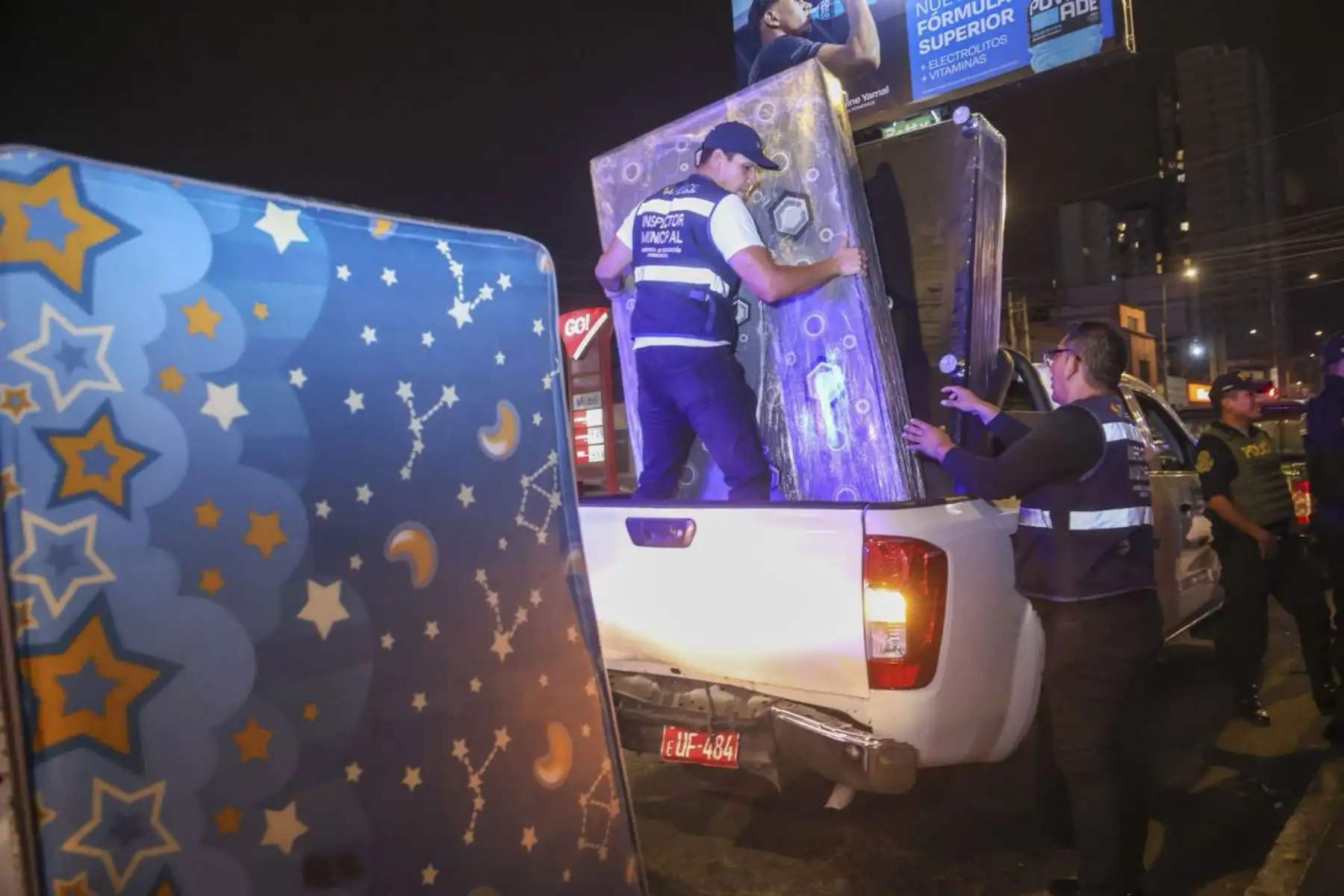 El operativo contó con la participación de la alcaldesa de Lince, Malca Schnaiderman Lara, y del comandante Jhon Meza Orihuela, quienes supervisaron las acciones en campo y resaltaron la importancia del trabajo articulado entre el gobierno local y la Policía Nacional para recuperar espacios y reforzar la seguridad en beneficio de los vecinos. Foto: Difusión