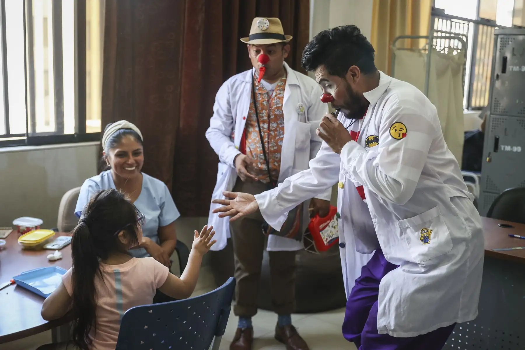 La presencia de Entre Payasos no interfiere con los procedimientos médicos, sino que complementa la atención integral al recordar la importancia del bienestar emocional en los procesos de recuperación. Foto: ANDINA/Jhonel Rodríguez Robles