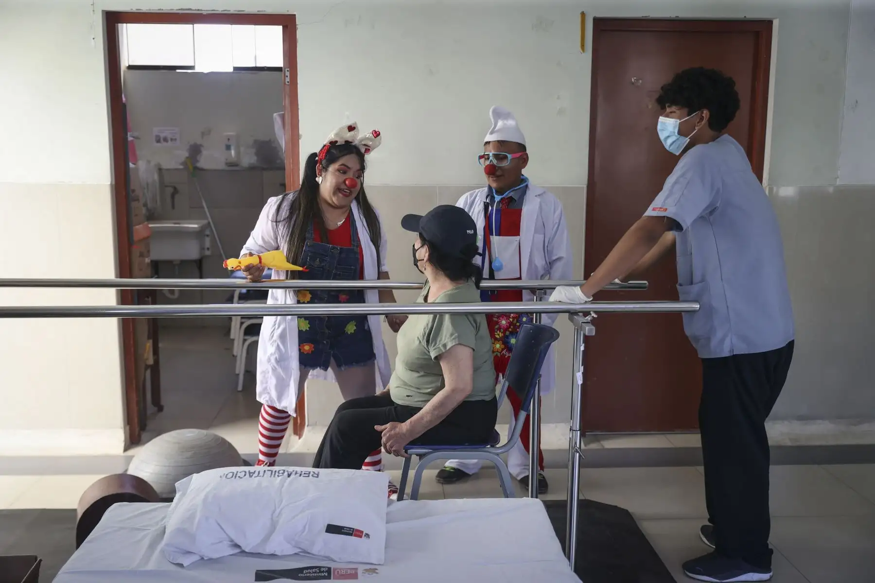 Algunos pacientes participan cantando o marcando el ritmo con las manos, mientras otros prefieren observar en silencio, pero todos reciben la visita como una pausa distinta dentro de la rutina hospitalaria. Foto: ANDINA/Jhonel Rodríguez Robles