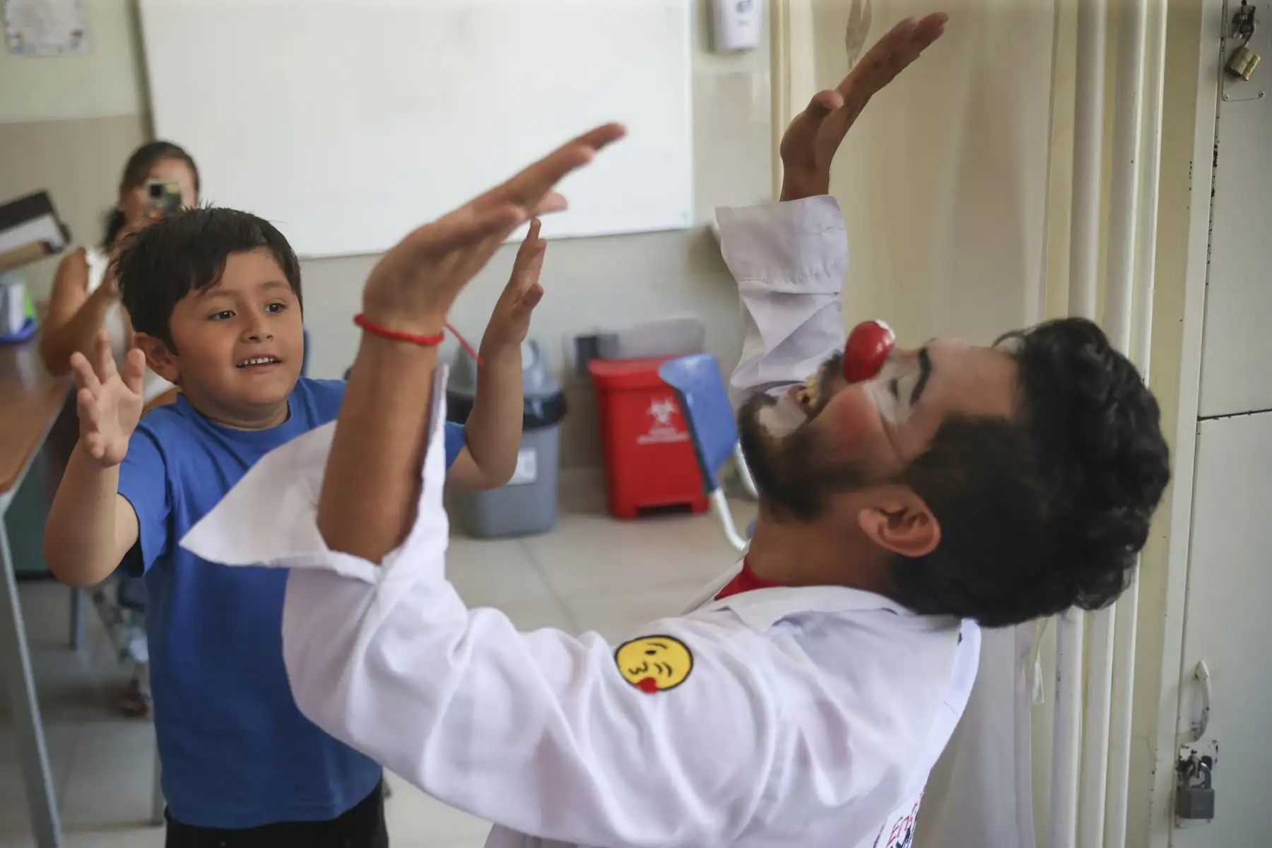 Sus presentaciones combinan música en vivo, improvisación y dinámicas participativas, pero evitan abordar temas políticos o controversiales, priorizando siempre la tranquilidad y el bienestar de los pacientes. Foto: ANDINA/Jhonel Rodríguez Robles