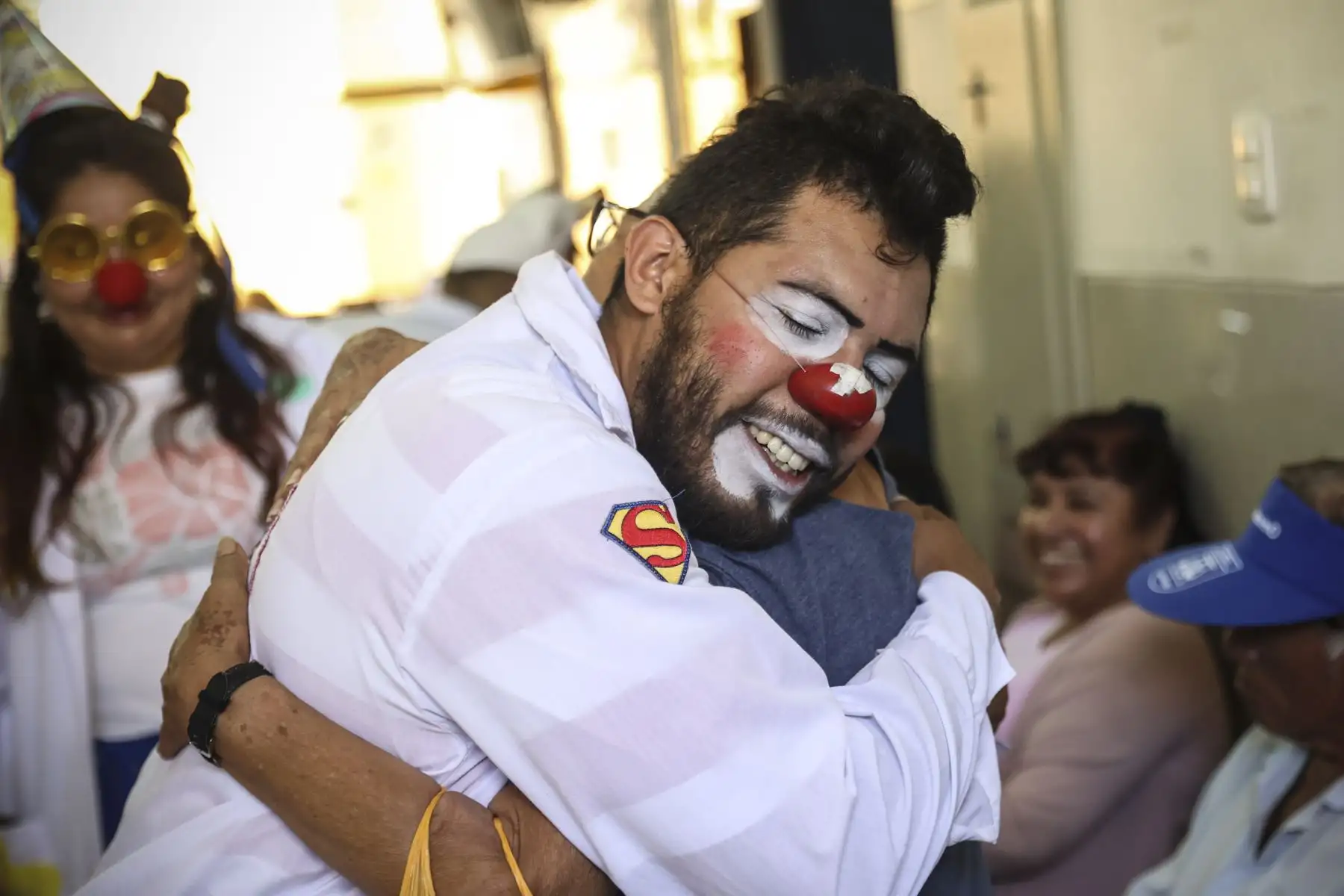 Durante cada recorrido, los clowns ingresan habitación por habitación, adaptando su intervención a la edad, estado de ánimo y condición de cada paciente, en coordinación con el personal de salud. Foto: ANDINA/Jhonel Rodríguez Robles