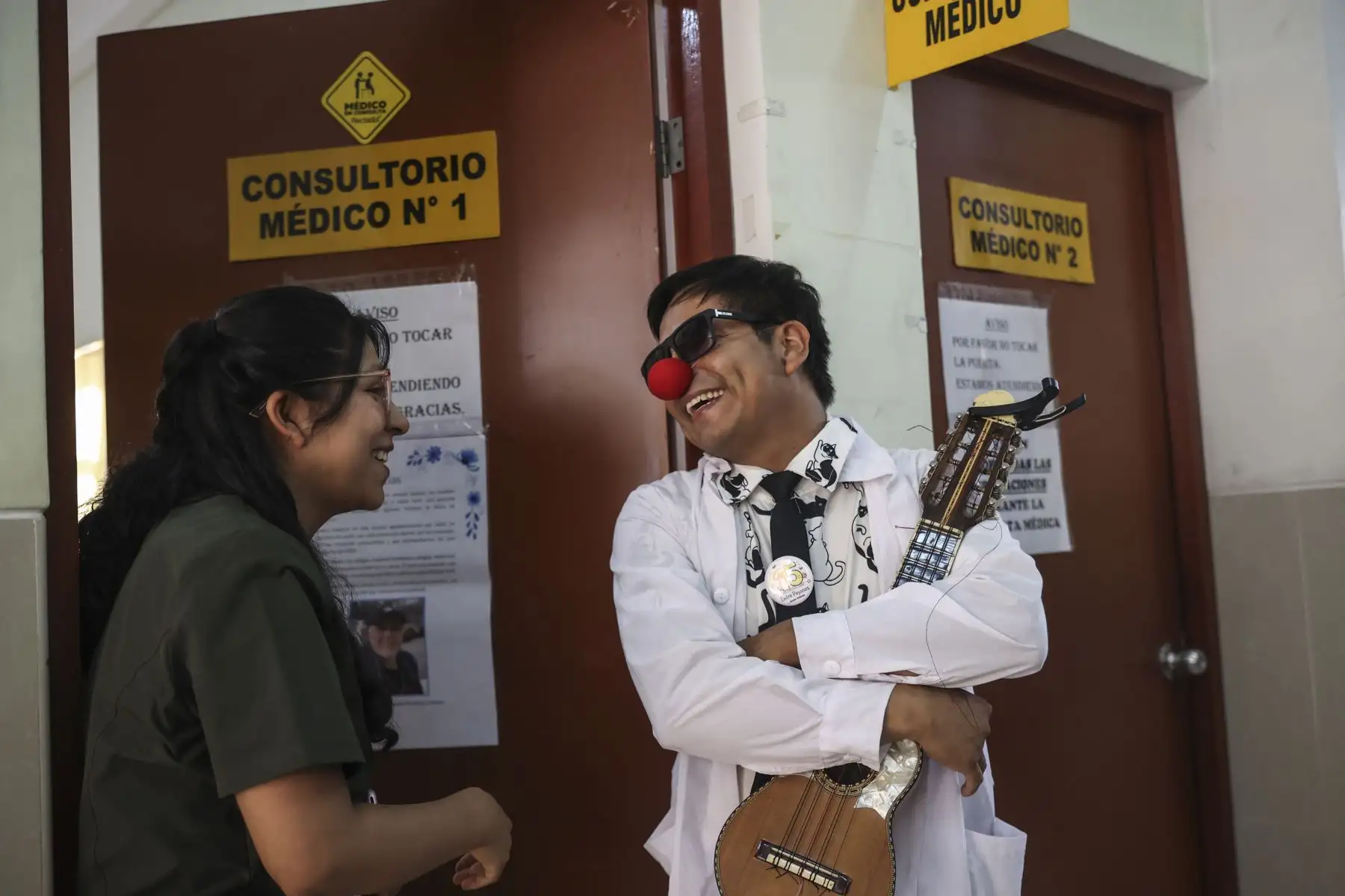 Dany, uno de los clowns, acompaña cada intervención con su charango, instrumento andino que aporta una sonoridad cálida y cercana, capaz de captar la atención incluso de quienes observan desde lejos. Foto: ANDINA/Jhonel Rodríguez Robles