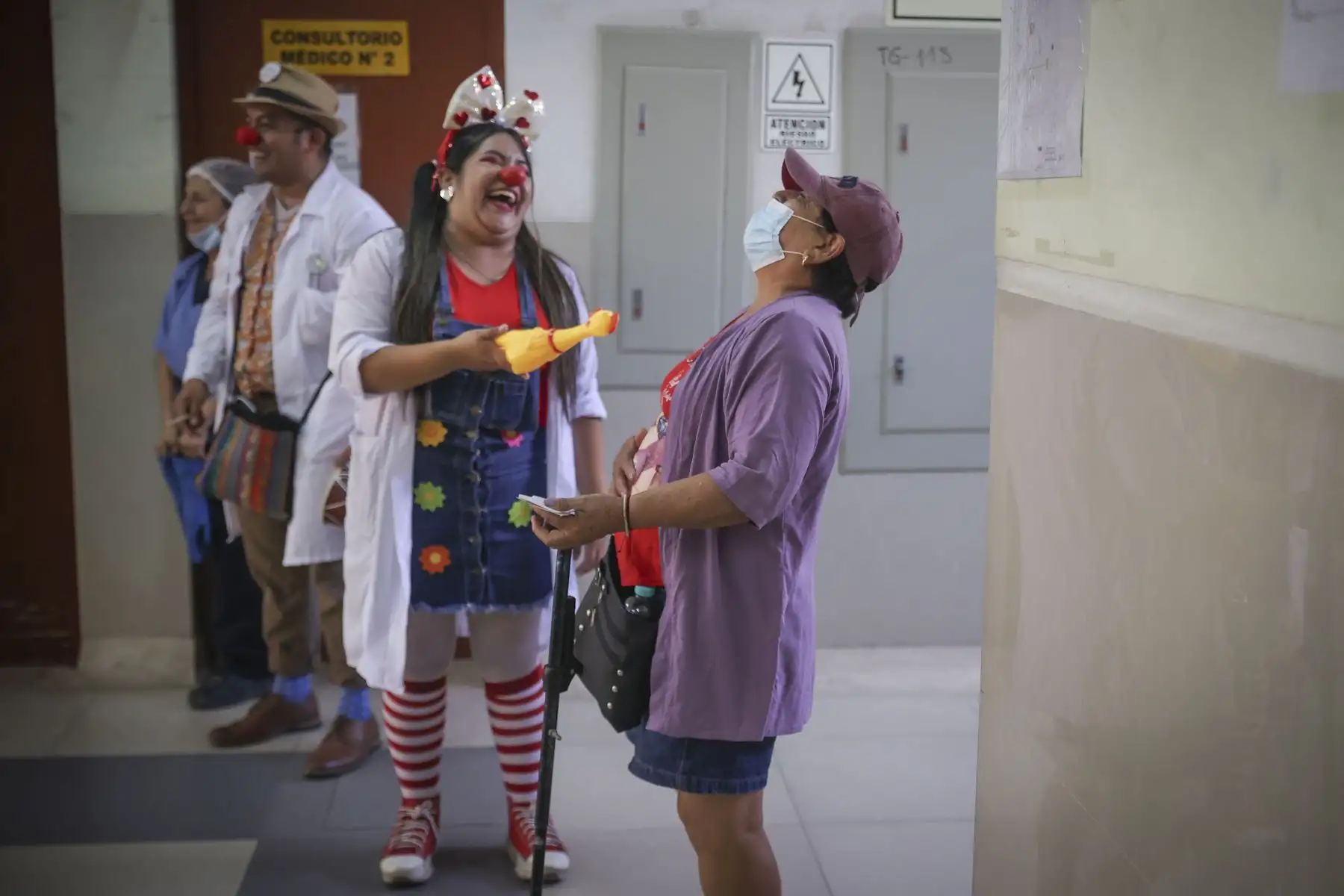 Narices rojas, batas blancas con detalles coloridos y medias llamativas transforman la escena habitual del hospital en un espacio distinto, donde la música y la improvisación desplazan momentáneamente la tensión del lugar. Foto: ANDINA/Jhonel Rodríguez Robles