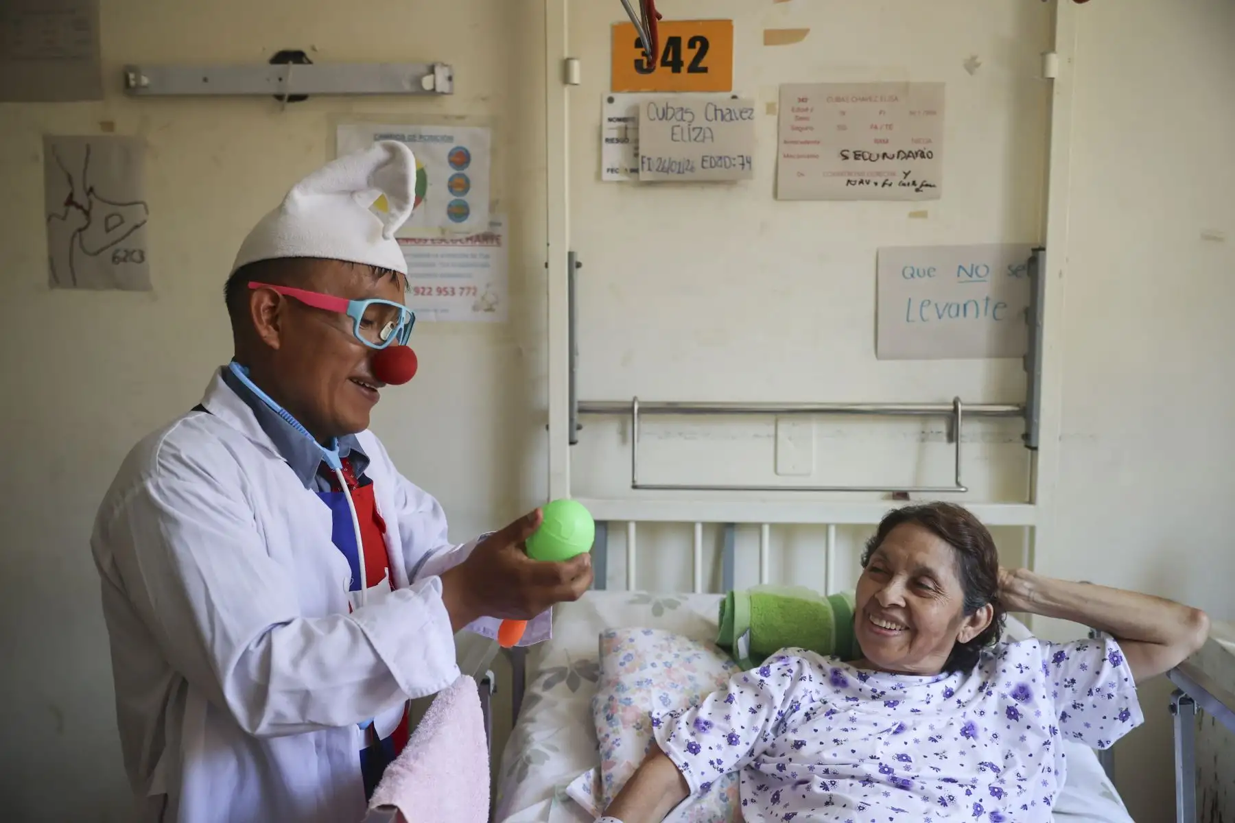 A través de la música, la improvisación y el contacto humano respetuoso, la asociación reafirma que la risa, acompañada de empatía, puede convertirse en un puente de esperanza en medio de la adversidad. Foto: ANDINA/Jhonel Rodríguez Robles