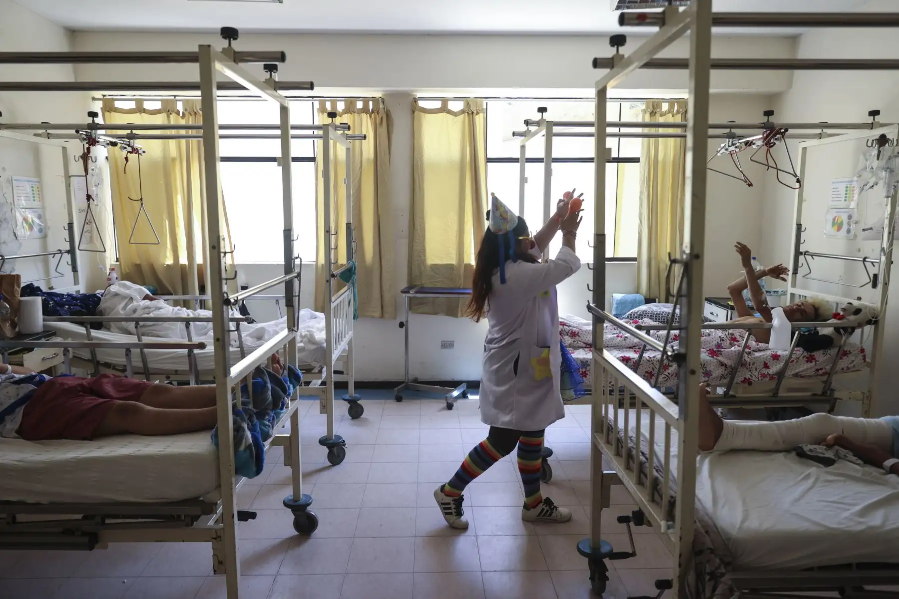 La agrupación tiene como objetivo brindar apoyo emocional no solo a los pacientes, sino también a sus familiares, quienes muchas veces atraviesan largas horas de espera marcadas por la incertidumbre. Foto: ANDINA/Jhonel Rodríguez Robles