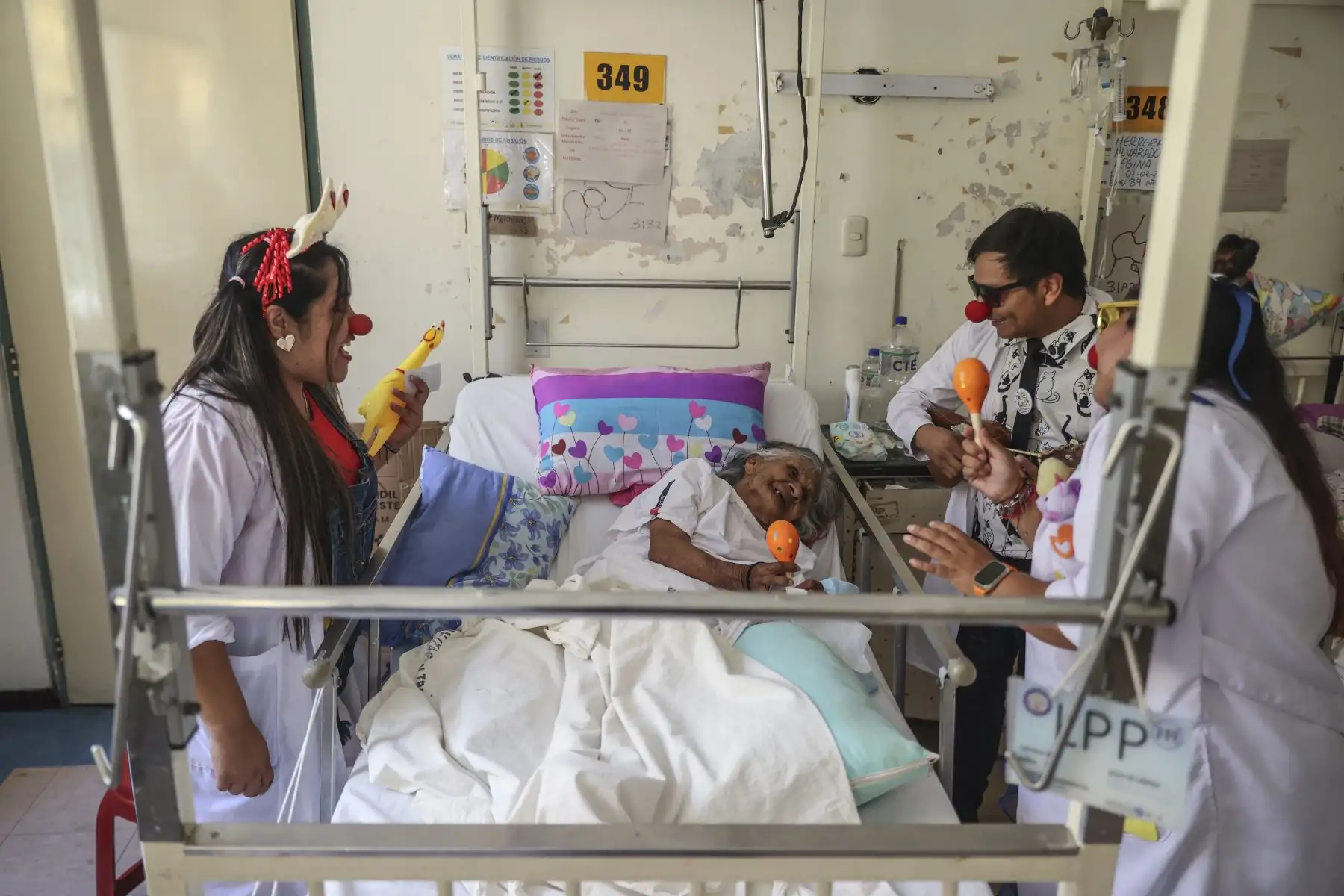 Para integrarse al equipo, los voluntarios reciben formación especializada en clown hospitalario, lo que les permite interactuar con sensibilidad y respeto dentro de un entorno donde cada situación requiere cuidado. Foto: ANDINA/Jhonel Rodríguez Robles