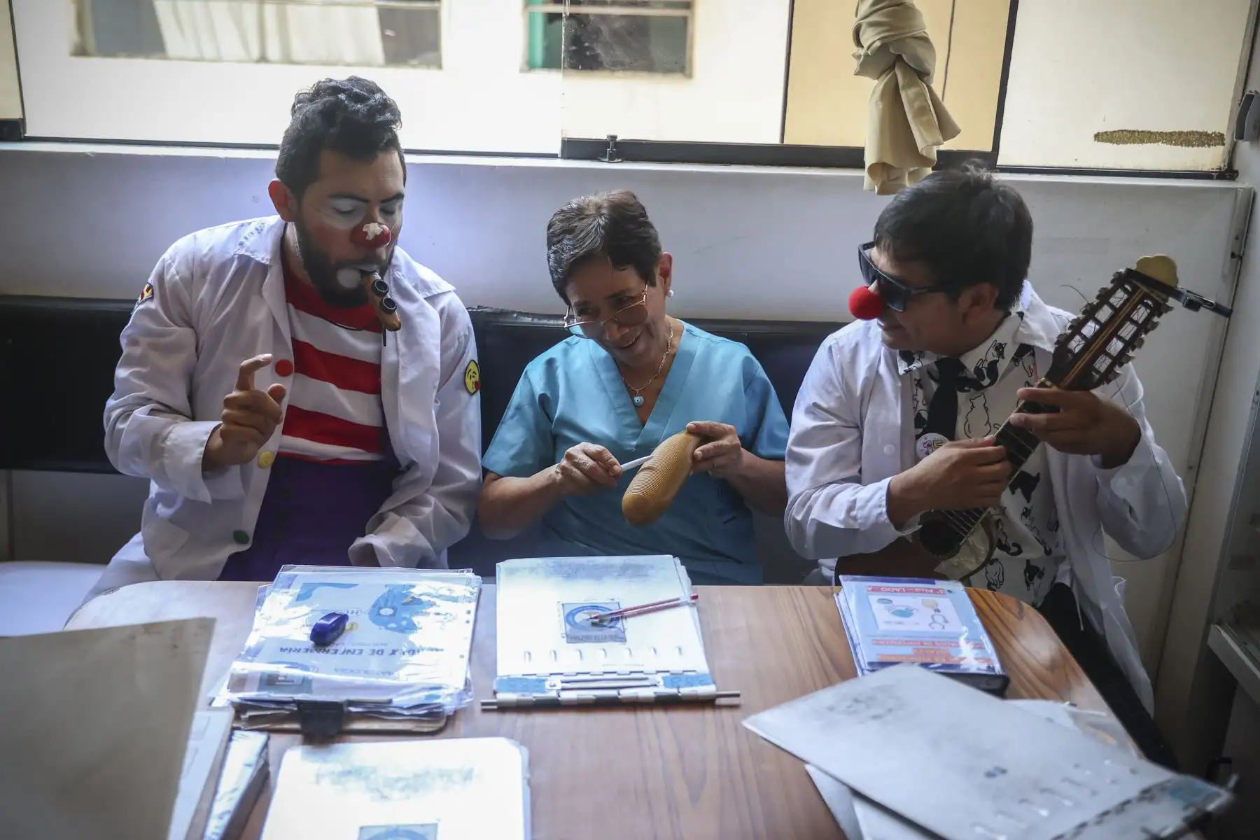 A lo largo de su trayectoria, Entre Payasos ha visitado hospitales como el Rebagliati, 2 de Mayo, Cayetano Heredia, Sabogal y Larco Herrera, siempre llevando alegría y motivación. Foto: ANDINA/Jhonel Rodríguez Robles