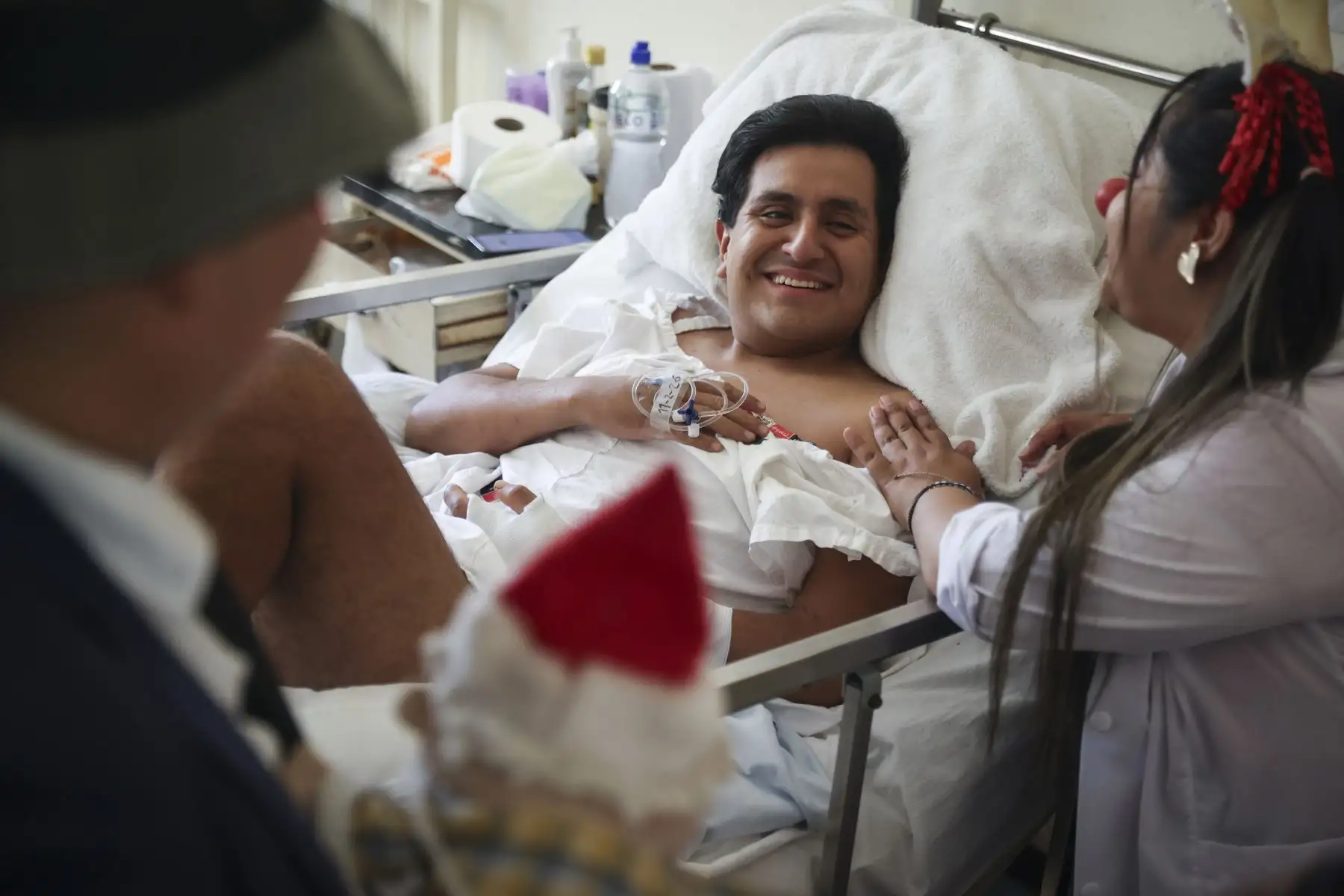 En espacios donde predominan la preocupación, el silencio y el cansancio acumulado, una sonrisa puede convertirse en un recurso terapéutico inesperado que humaniza la experiencia hospitalaria. Foto: ANDINA/Jhonel Rodríguez Robles