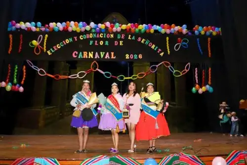 Las candidatas desfilaron con elegancia y energía, mostrando no solo su belleza, sino también sus habilidades en la danza y su conocimiento sobre las tradiciones puneñas.