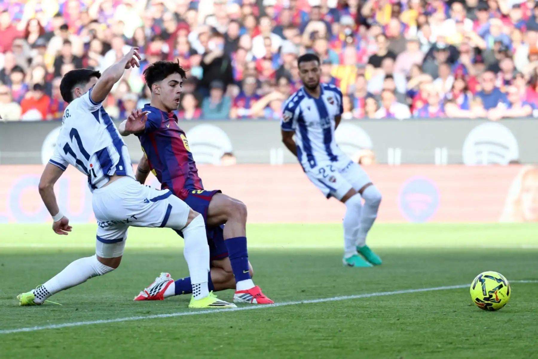 El centrocampista español Marc Bernal (2-I) del Barcelona marca el primer gol del partido de la liga española entre el FC Barcelona y el Levante UD en el estadio Camp Nou de Barcelona. Foto: ANDINA/AFP