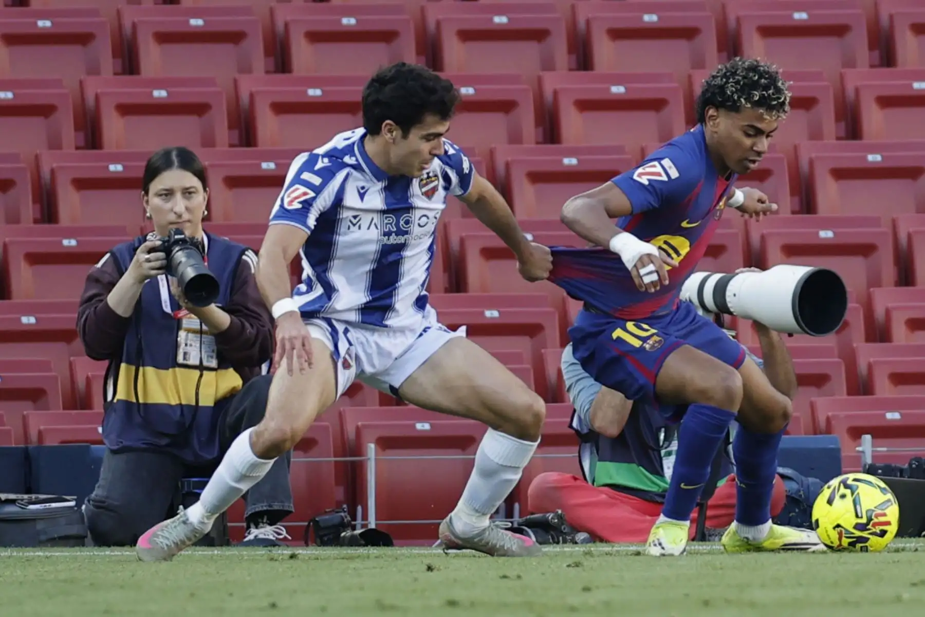 El Barcelona Lamine Yamal disputa un balón con el defensa del Levante Manu Sánchez durante el partido de la jornada 25 de LaLiga EA Sports que FC Barcelona y el Levante UD disputan este domingo en el Spotify Camp Nou de Barcelona. Foto: ANDINA/EFE
