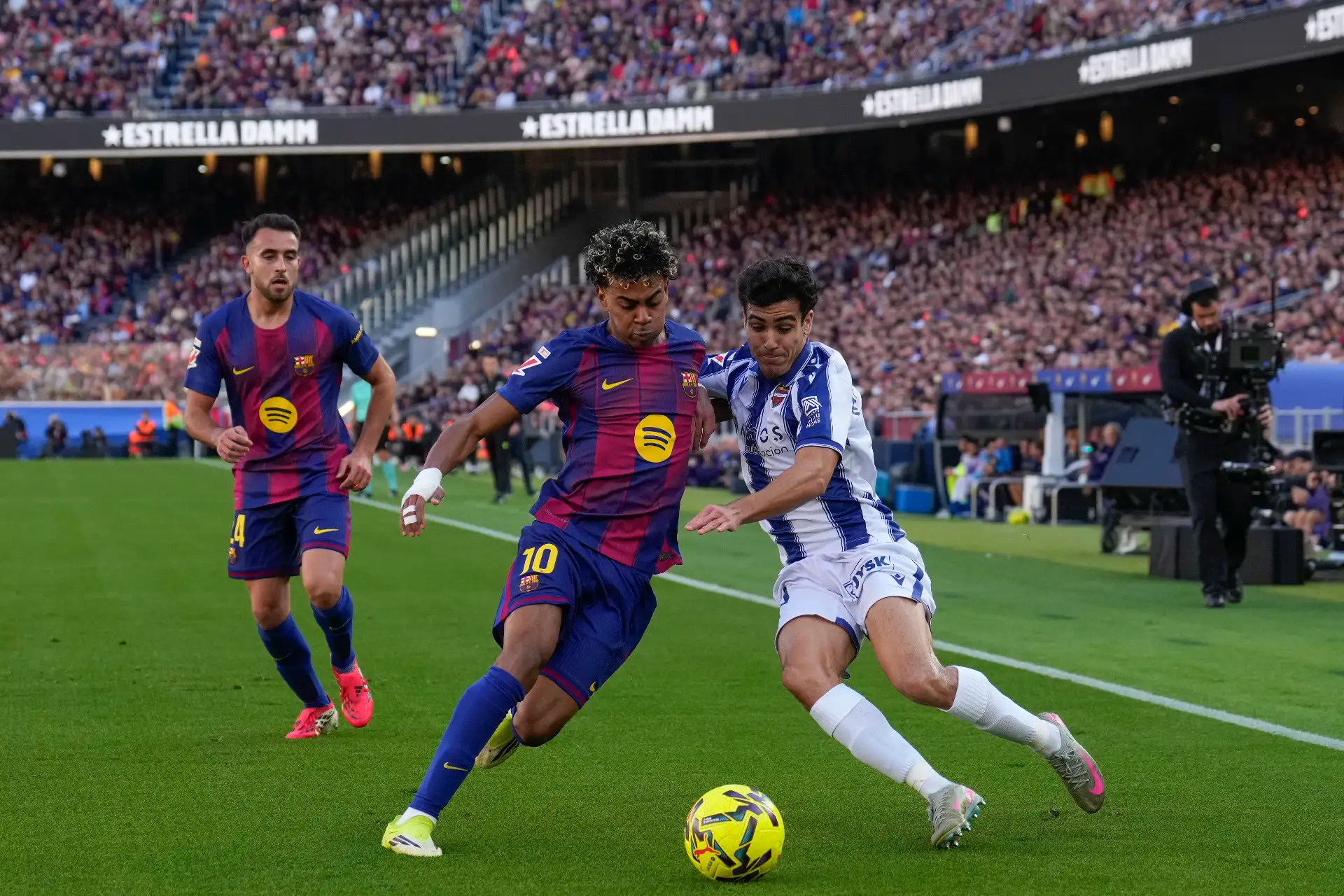 El Barcelona Lamine Yamal disputa un balón con el defensa del Levante Manu Sánchez durante el partido de la jornada 25 de LaLiga EA Sports que FC Barcelona y el Levante UD disputan este domingo en el Spotify Camp Nou de Barcelona. Foto: ANDINA/ EFE
