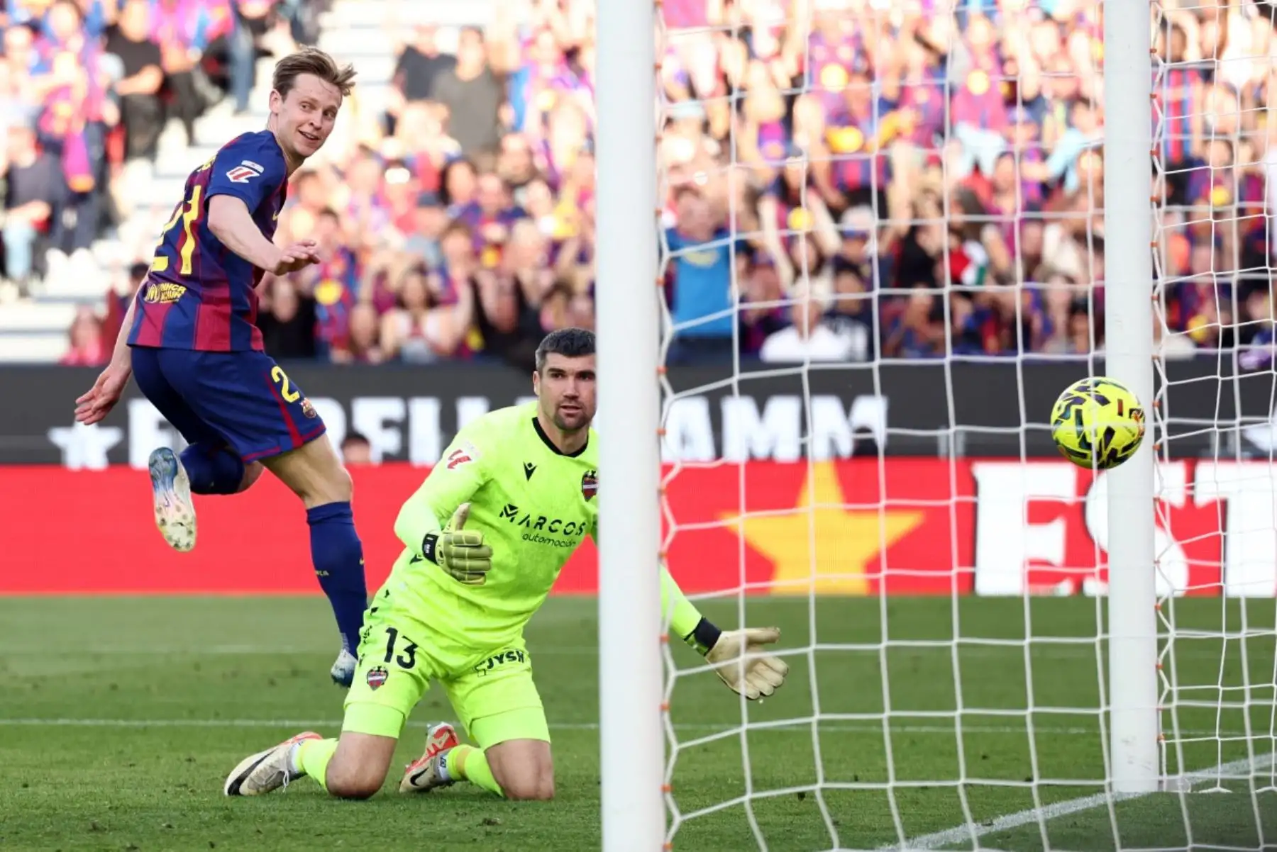 El centrocampista holandés del Barcelona, ​​Frenkie De Jong, marca el segundo gol de su equipo durante el partido de la liga española entre el FC Barcelona y el Levante UD en el estadio Camp Nou de Barcelona. Foto: ANDINA/AFP