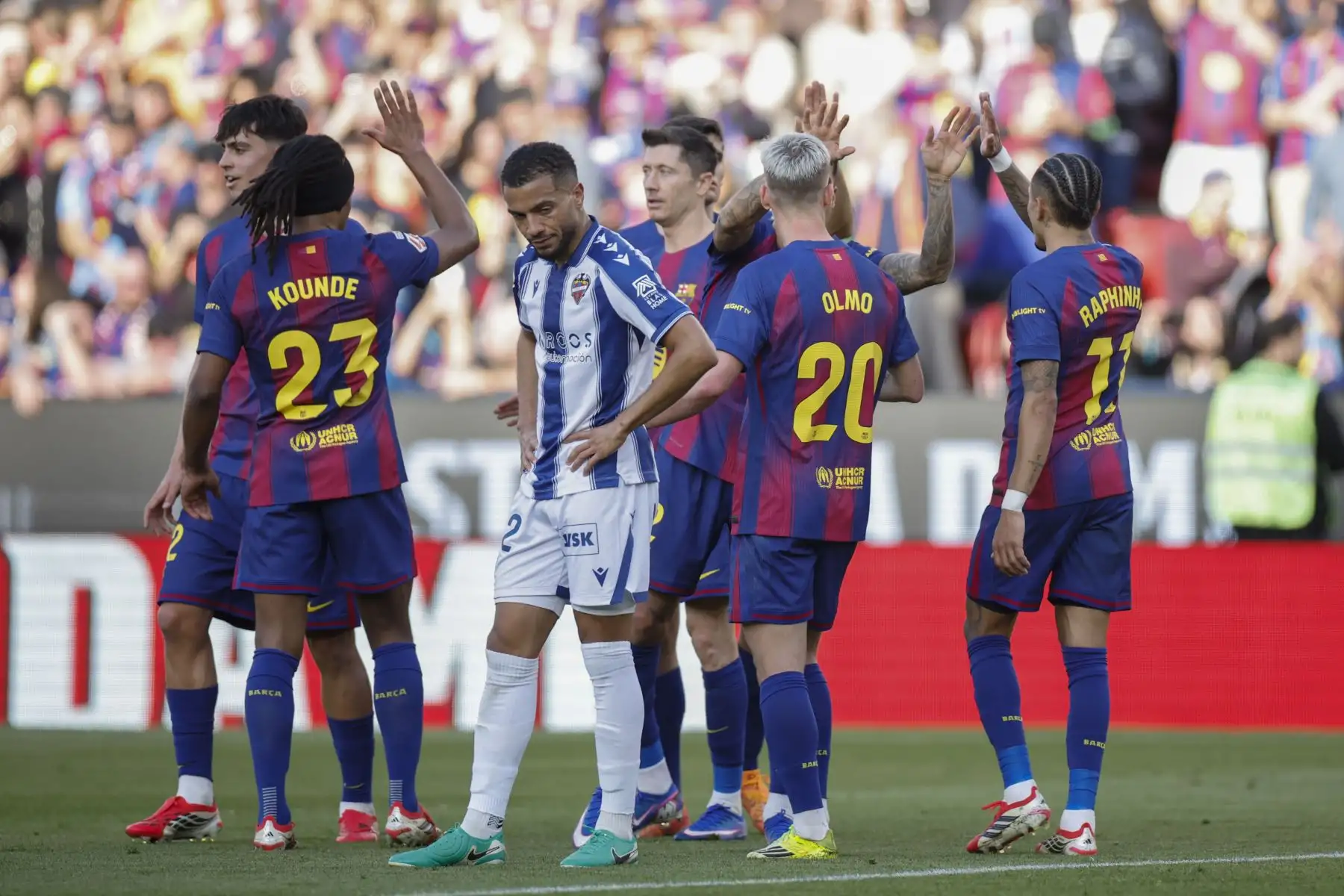 Los jugadores del FC Barcelona celebran el 2-0 durante el partido de la jornada 25 de LaLiga EA Sports que FC Barcelona y el Levante UD disputan este domingo en el Spotify Camp Nou de Barcelona. Foto: ANDINA/EFE