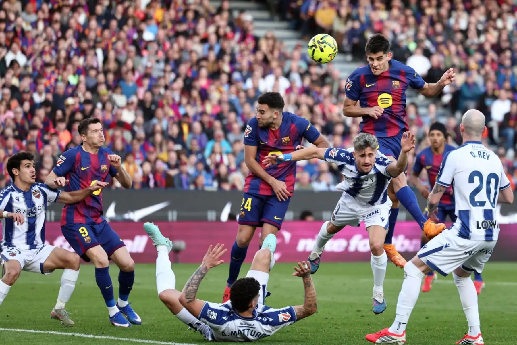 El defensa español del Barcelona, ​​Gerard Martín, cabecea el balón durante el partido de la liga española entre el FC Barcelona y el Levante UD en el estadio Camp Nou de Barcelona. 
Foto: ANDINA/AFP