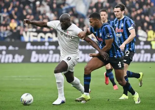 Romelu Lukaku lucha por el balón con el defensa sueco del Atalanta, Isak Hien, durante el partido de la Serie A italiana entre Atalanta y Napoli.