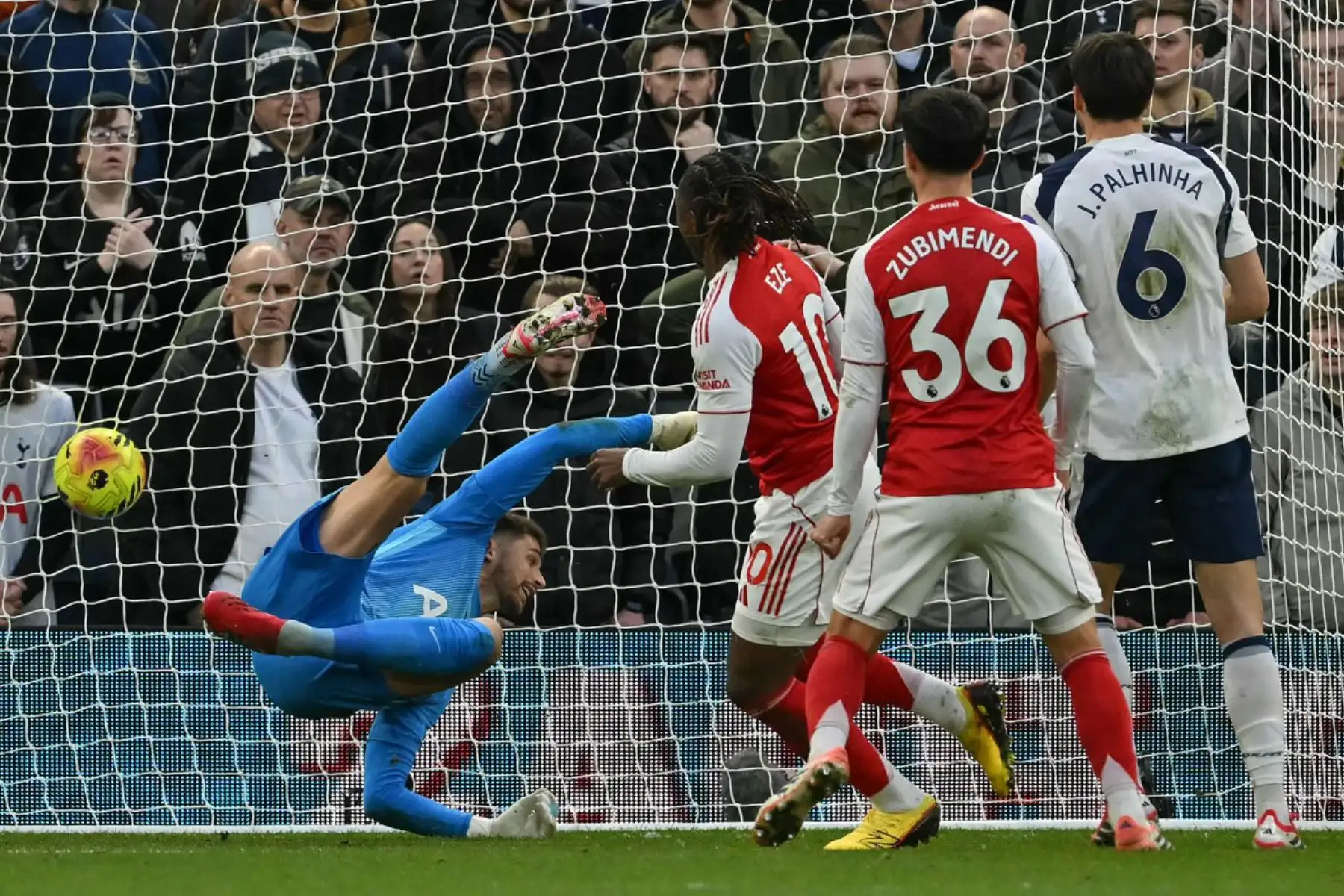 El centrocampista inglés del Arsenal, Eberechi Eze, marca el primer gol del equipo durante el partido de la Premier League inglesa entre el Tottenham Hotspur y el Arsenal en el Tottenham Hotspur Stadium en Londres. Foto: ANDINA/AFP