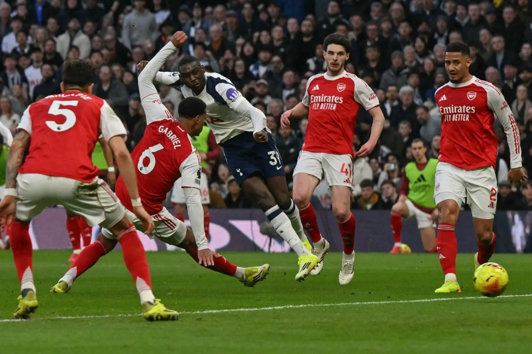 El delantero francés del Tottenham Hotspur, Randal Kolo Muani, marca el primer gol de su equipo para empatar el encuentro durante el partido de la Premier League inglesa entre el Tottenham Hotspur y el Arsenal en el Tottenham Hotspur Stadium en Londres. Foto: ANDINA/AFP