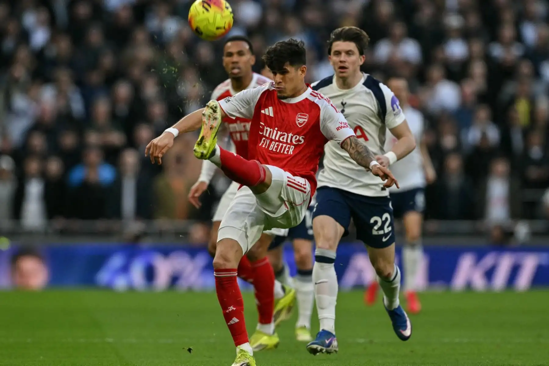 El defensa ecuatoriano del Arsenal, Piero Hincapie, despeja el balón durante el partido de la Premier League inglesa entre el Tottenham Hotspur y el Arsenal en el Tottenham Hotspur Stadium en Londres. Foto: ANDINA/AFP