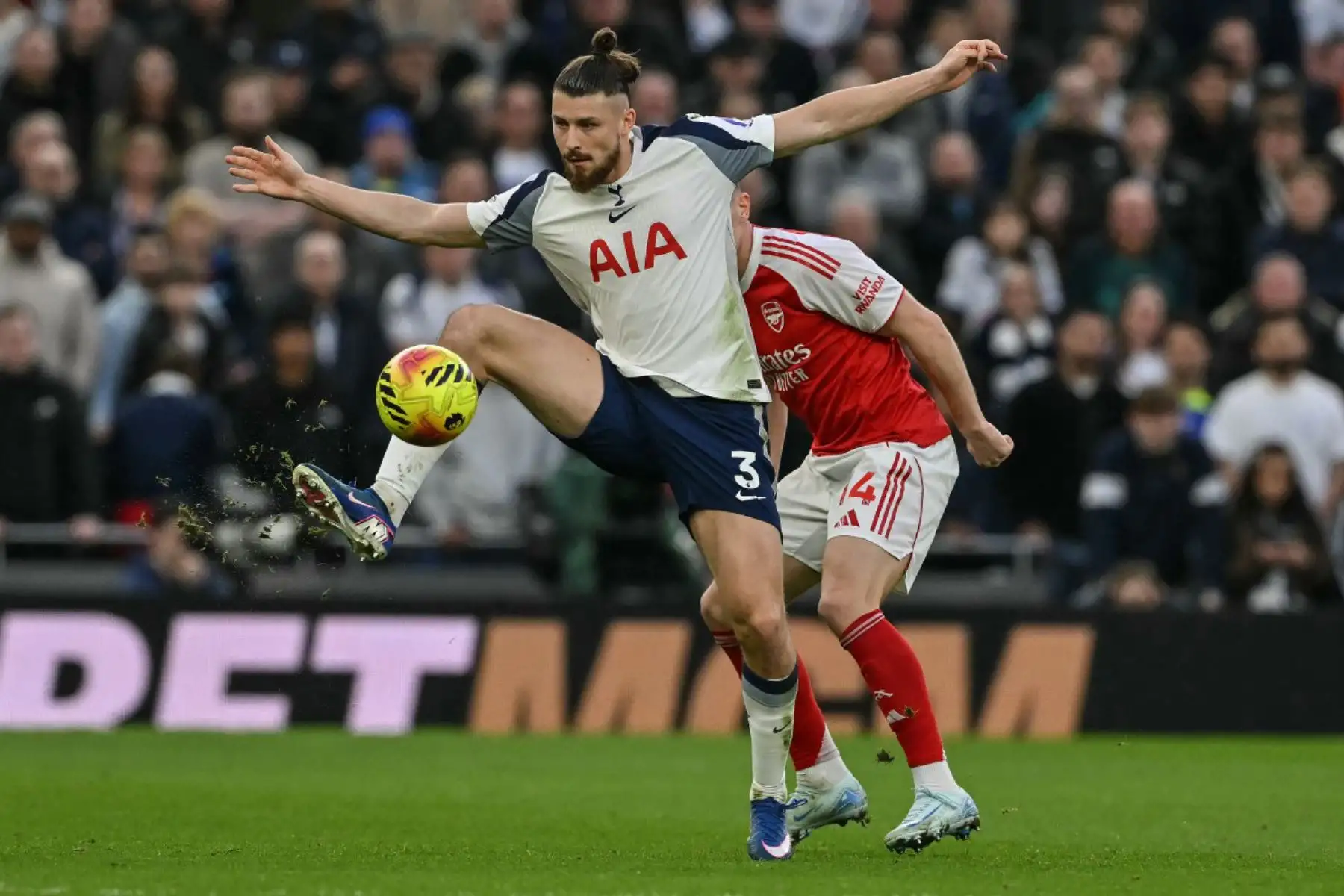 Español El delantero sueco del Arsenal, Viktor Gyokeres desafía al mediocampista inglés del Tottenham Hotspur, Archie Gray durante el partido de fútbol de la Premier League inglesa entre el Tottenham Hotspur y el Arsenal en el Tottenham Hotspur Stadium en Londres. Foto: ANDINA/AFP