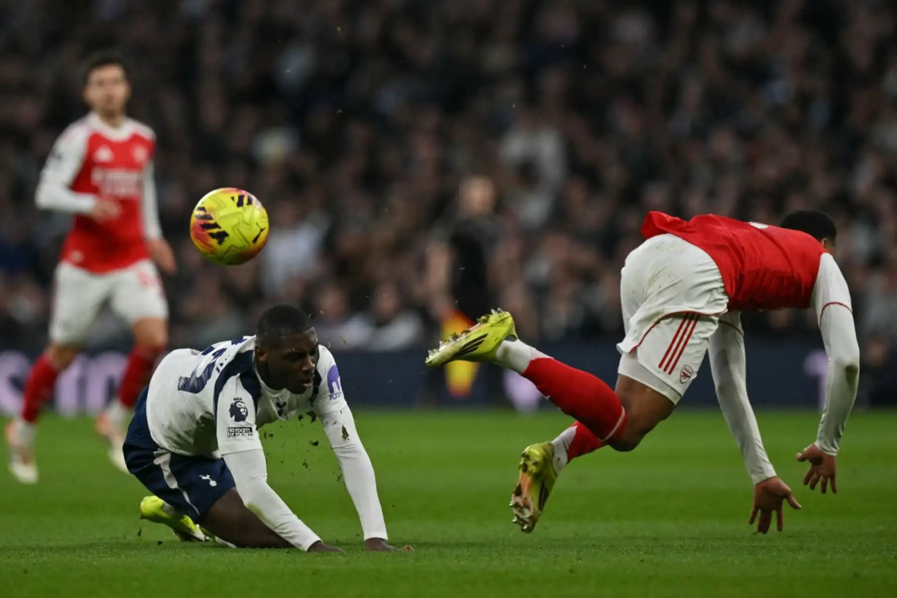 Español El delantero francés del Tottenham Hotspur Randal Kolo Muani choca con el defensa brasileño del Arsenal Gabriel Magalhaes durante el partido de fútbol de la Premier League inglesa entre el Tottenham Hotspur y el Arsenal en el Tottenham Hotspur Stadium en Londres. Foto: ANDINA/AFP