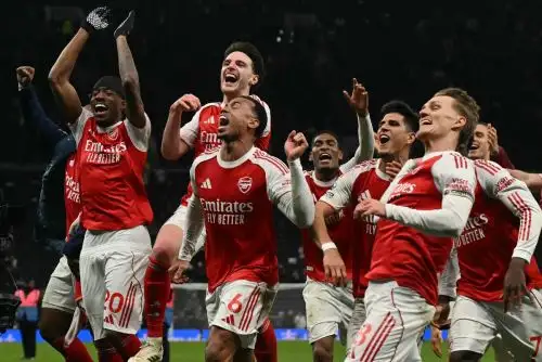 Arsenal celebra su victoria al final del partido de de la Premier League inglesa ante el Tottenham Hotspur  en Londres.