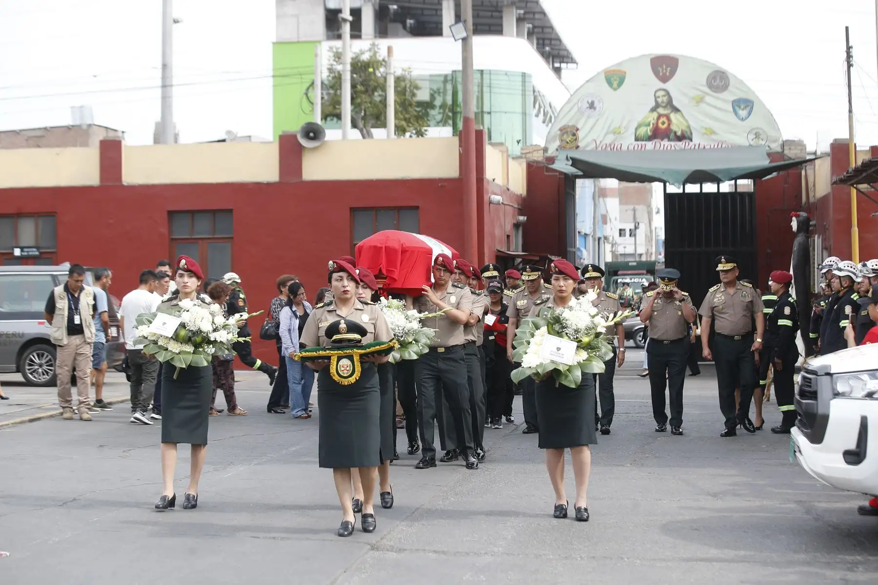 En la sede policial, Radio Patrulla el extinto suboficial Patrick Ospina, quien falleció al intentar rescatar a un perro, recibe homenaje póstumo reconociendo su valentía en acto de servicio. Asimismo, será ascendido póstumamente por acción distinguida. Foto: ANDINA/Eddy Ramos