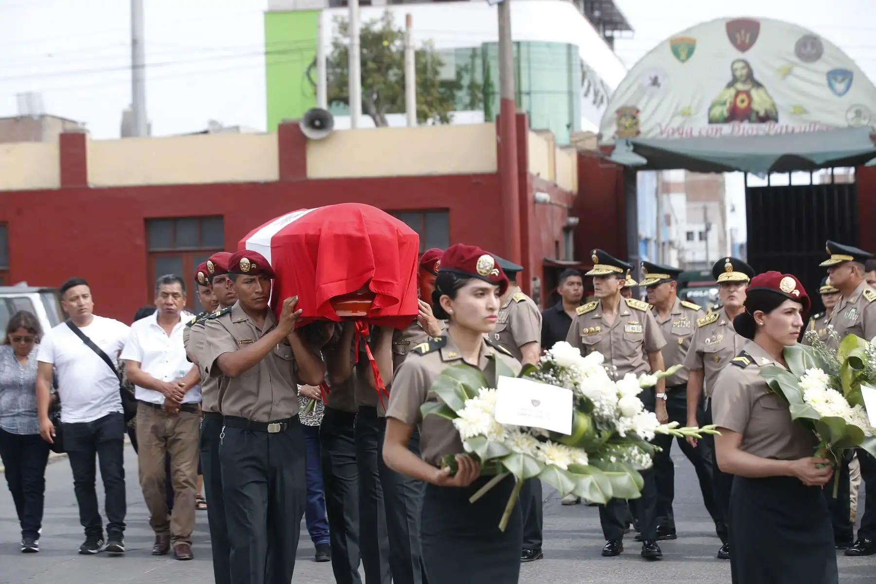 En la sede policial, Radio Patrulla el extinto suboficial Patrick Ospina, quien falleció al intentar rescatar a un perro, recibe homenaje póstumo reconociendo su valentía en acto de servicio. Asimismo, será ascendido póstumamente por acción distinguida. Foto: ANDINA/Eddy Ramos