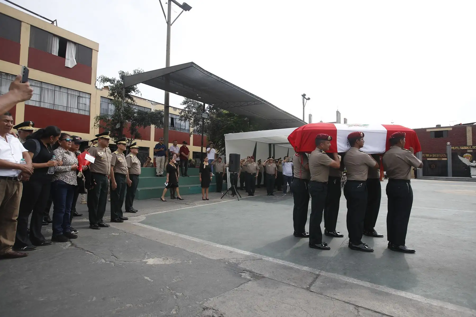 En la sede policial, Radio Patrulla el extinto suboficial Patrick Ospina, quien falleció al intentar rescatar a un perro, recibe homenaje póstumo reconociendo su valentía en acto de servicio. Asimismo, será ascendido póstumamente por acción distinguida. Foto: ANDINA/Eddy Ramos