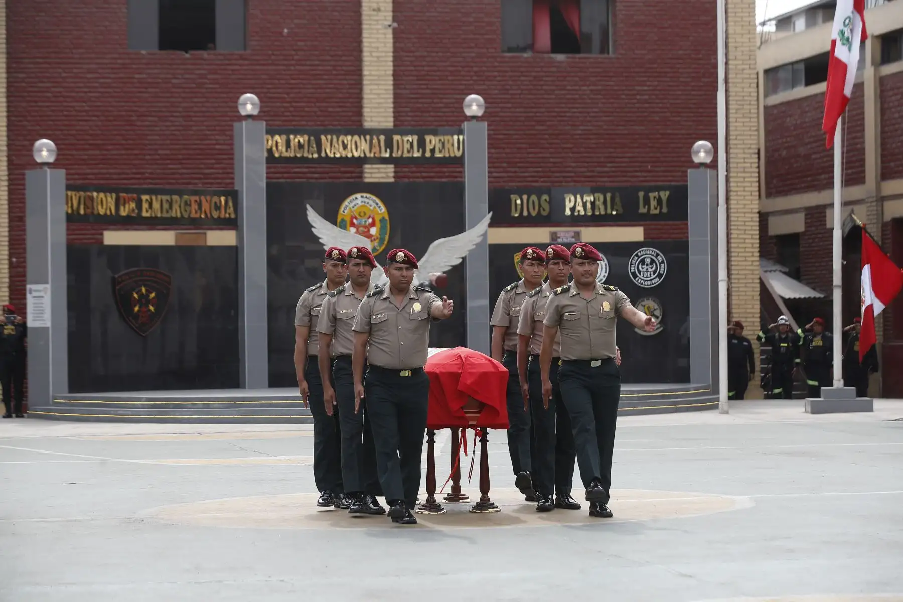 En la sede policial, Radio Patrulla el extinto suboficial Patrick Ospina, quien falleció al intentar rescatar a un perro, recibe homenaje póstumo reconociendo su valentía en acto de servicio. Asimismo, será ascendido póstumamente por acción distinguida. Foto: ANDINA/Eddy Ramos