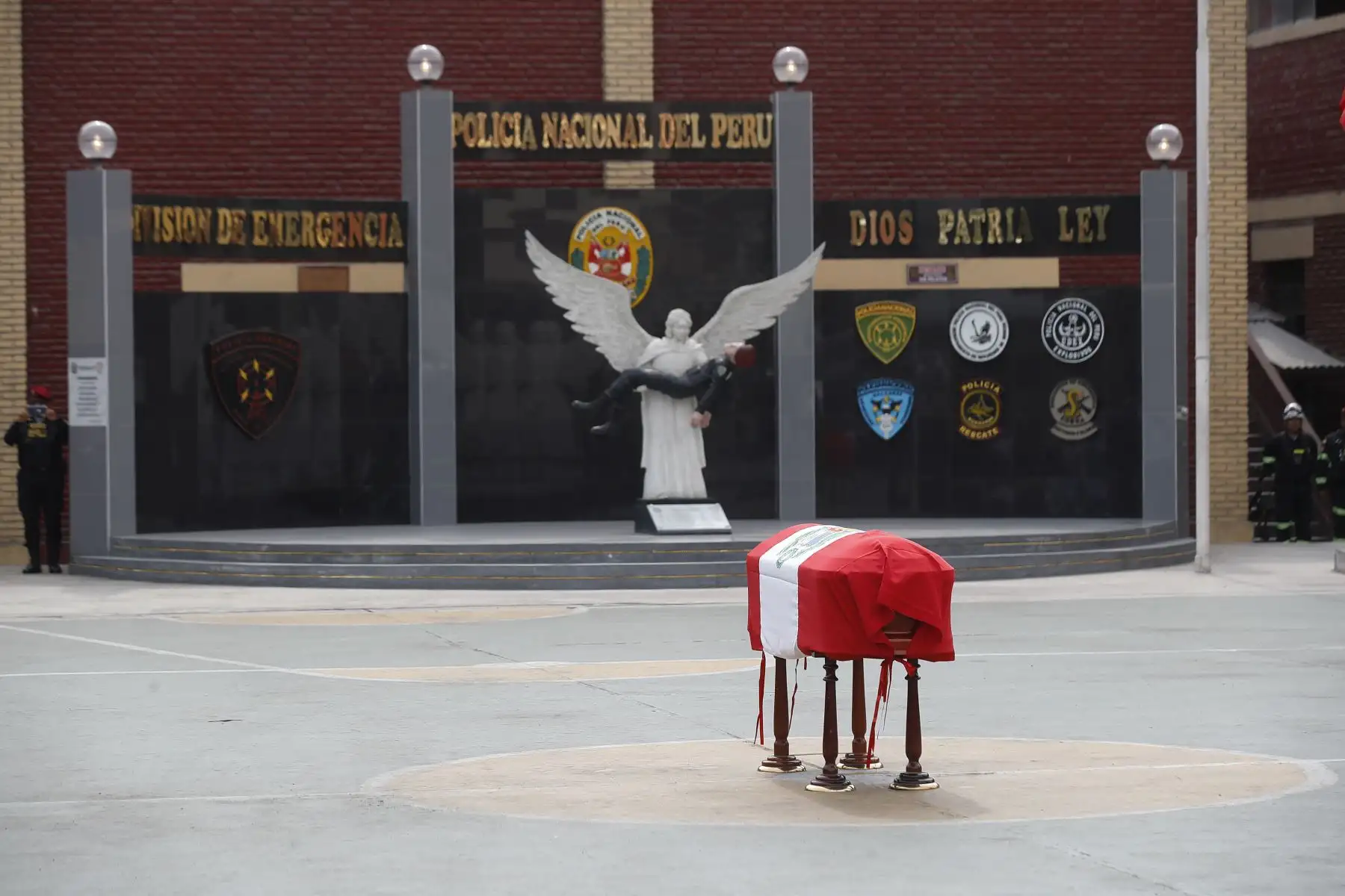 En la sede policial, Radio Patrulla el extinto suboficial Patrick Ospina, quien falleció al intentar rescatar a un perro, recibe homenaje póstumo reconociendo su valentía en acto de servicio. Asimismo, será ascendido póstumamente por acción distinguida. Foto: ANDINA/Eddy Ramos