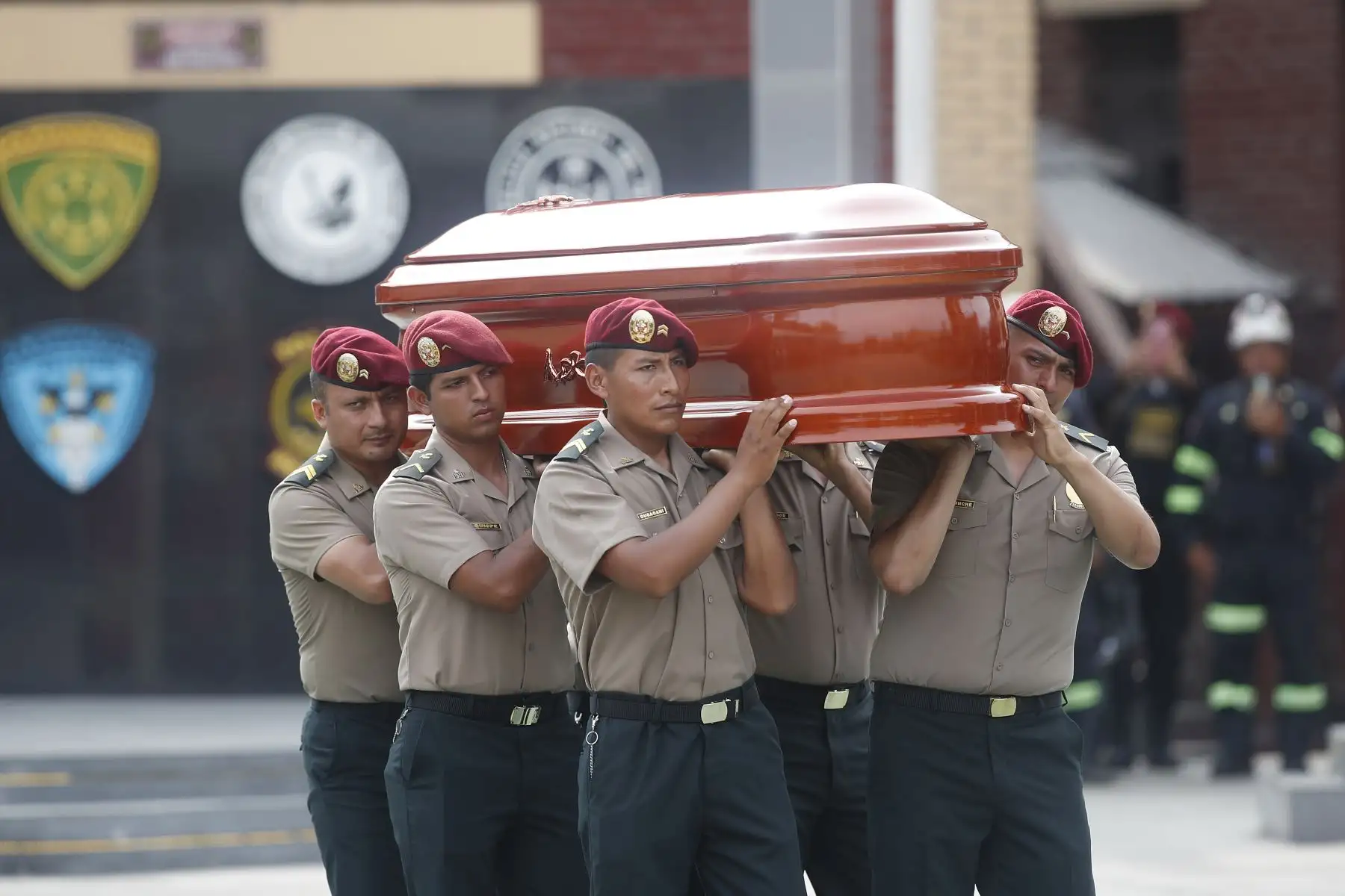 La Policía Nacional del Perú rinde homenaje póstumo a S2 PNP Patrick Hiroshi Ospina Orihuela, quien fue arrastrado por las aguas del río Rímac mientras intentaba rescatar a un perrito que estaba a punto de ahogarse. Su muerte ha generado gran pesar a nivel nacional.
Foto: ANDINA/Eddy Ramos