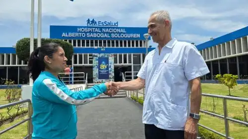 El doctor Héctor Medrano Samamé, cirujano asistente del Servicio de Cirugía Oncológica del Hospital Sabogal, explicó que la paciente fue diagnosticada con una tumoración gástrica, con aproximadamente tres meses de evolución. El tumor fue localizado en el páncreas y comprometía estructuras vecinas como el colon, el ángulo esplénico y el vaso.