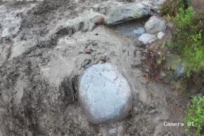 Podrían afectarse viviendas, vías de comunicación, puentes, badenes, servicios e infraestructuras próximas al cauce de las quebradas.