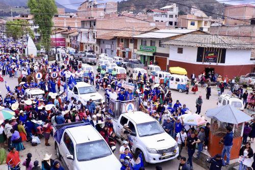 César Acuña expone propuestas en mitin en Huamachuco.